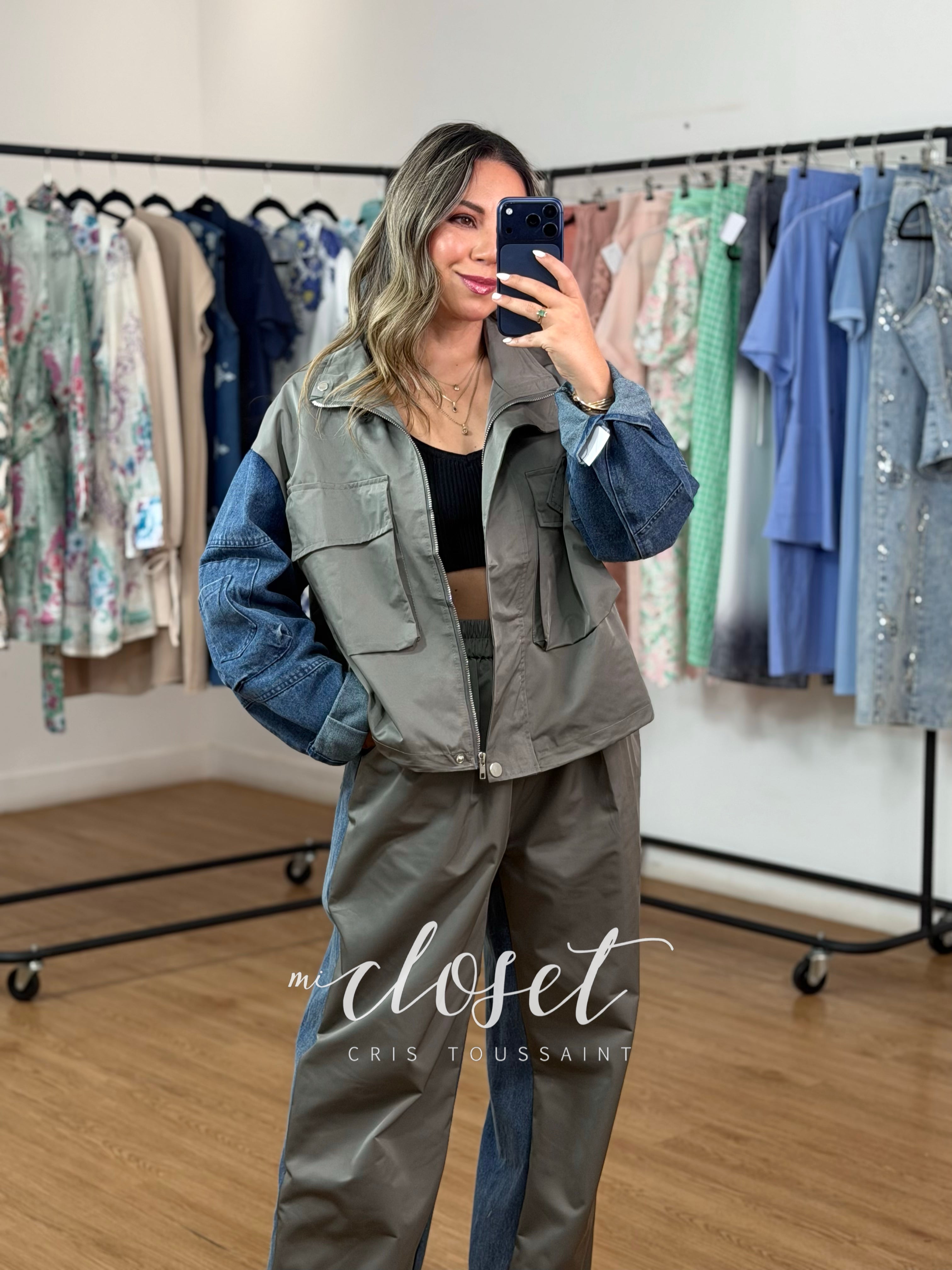 CONJUNTO DOBLE TEXTURA, MEZCLILLA Y TELA TIPO GABARDINA, CON CINTA AJUSTABLE EN CINTURA