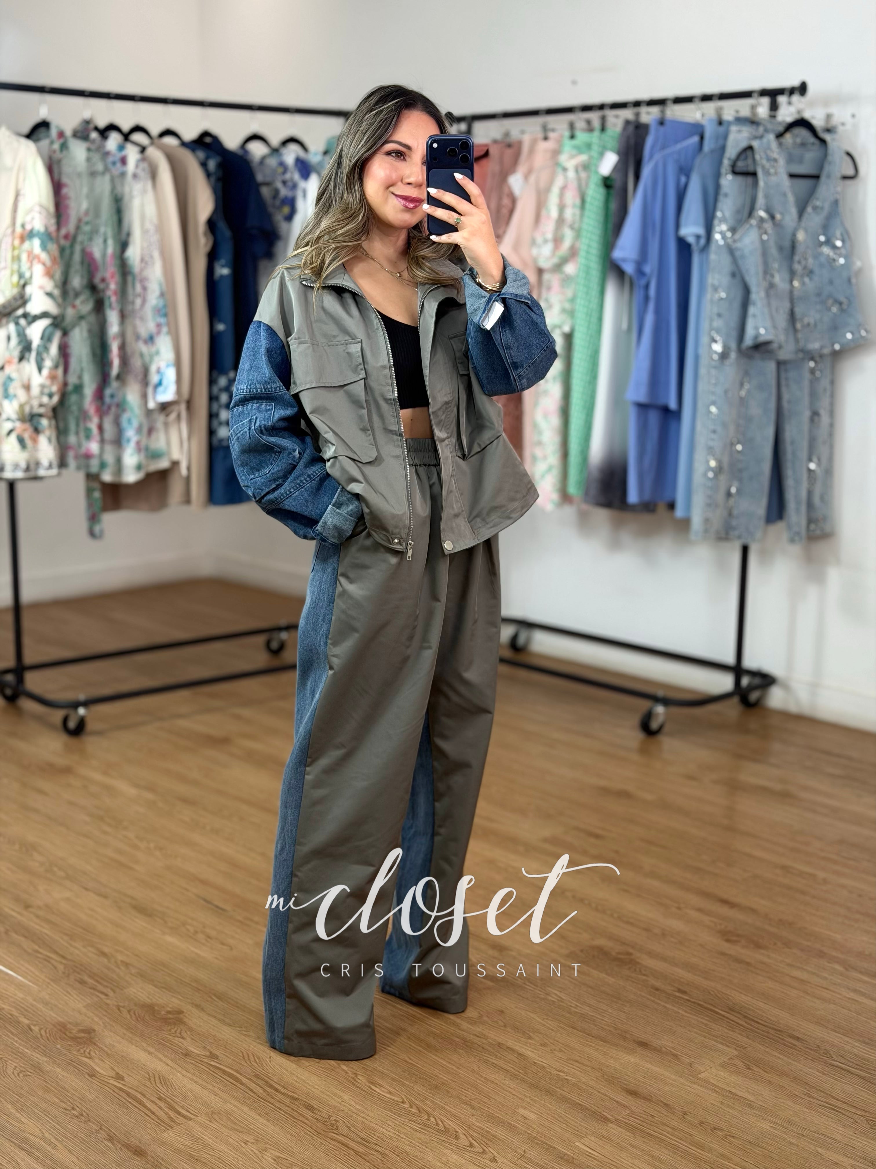 CONJUNTO DOBLE TEXTURA, MEZCLILLA Y TELA TIPO GABARDINA, CON CINTA AJUSTABLE EN CINTURA