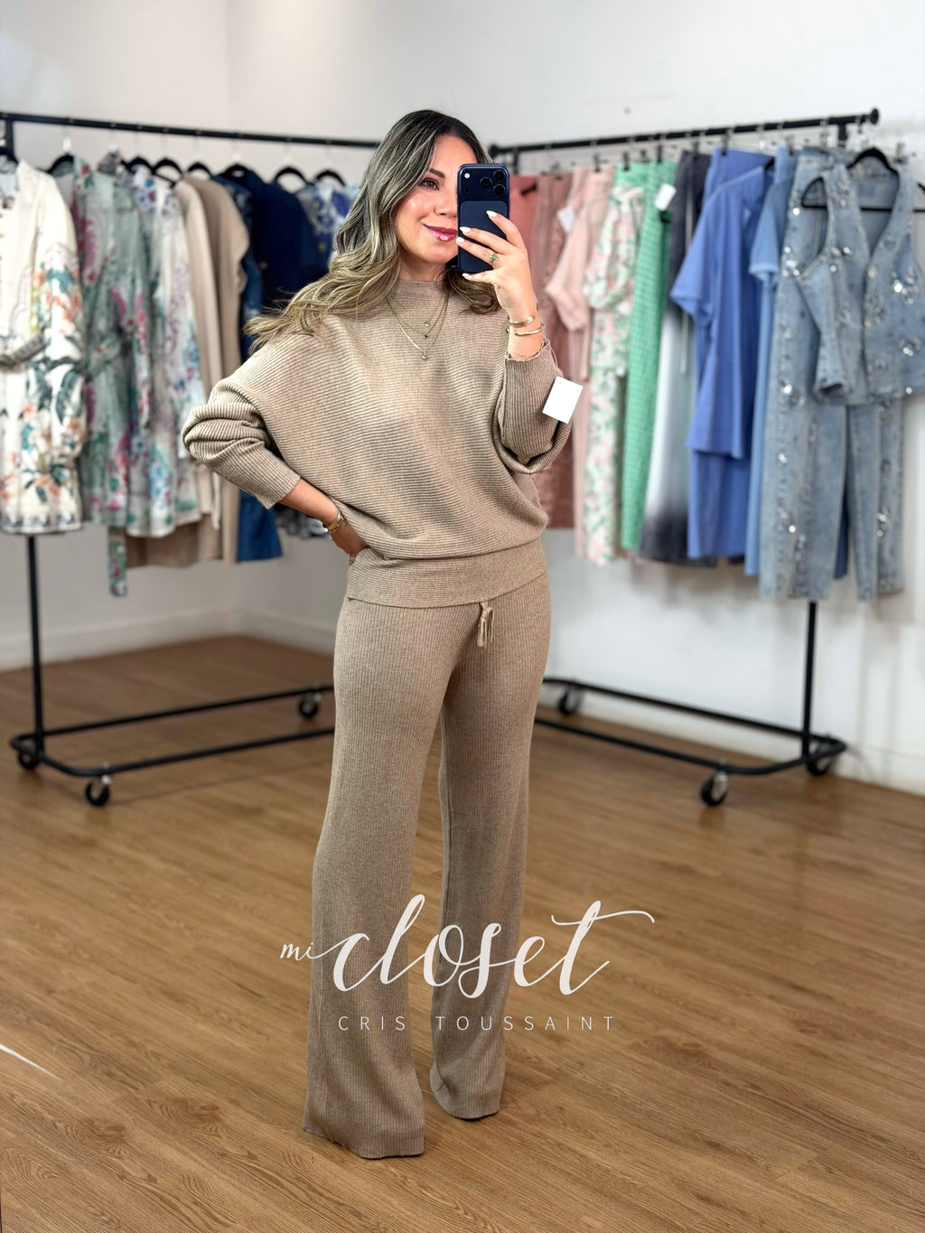 CONJUNTO DE PUNTO, PANTS Y SWEATER CON TEXTURA DE LÍNEAS, MANGA MURCIÉLAGO Y ABERTURA EN COSTADOS