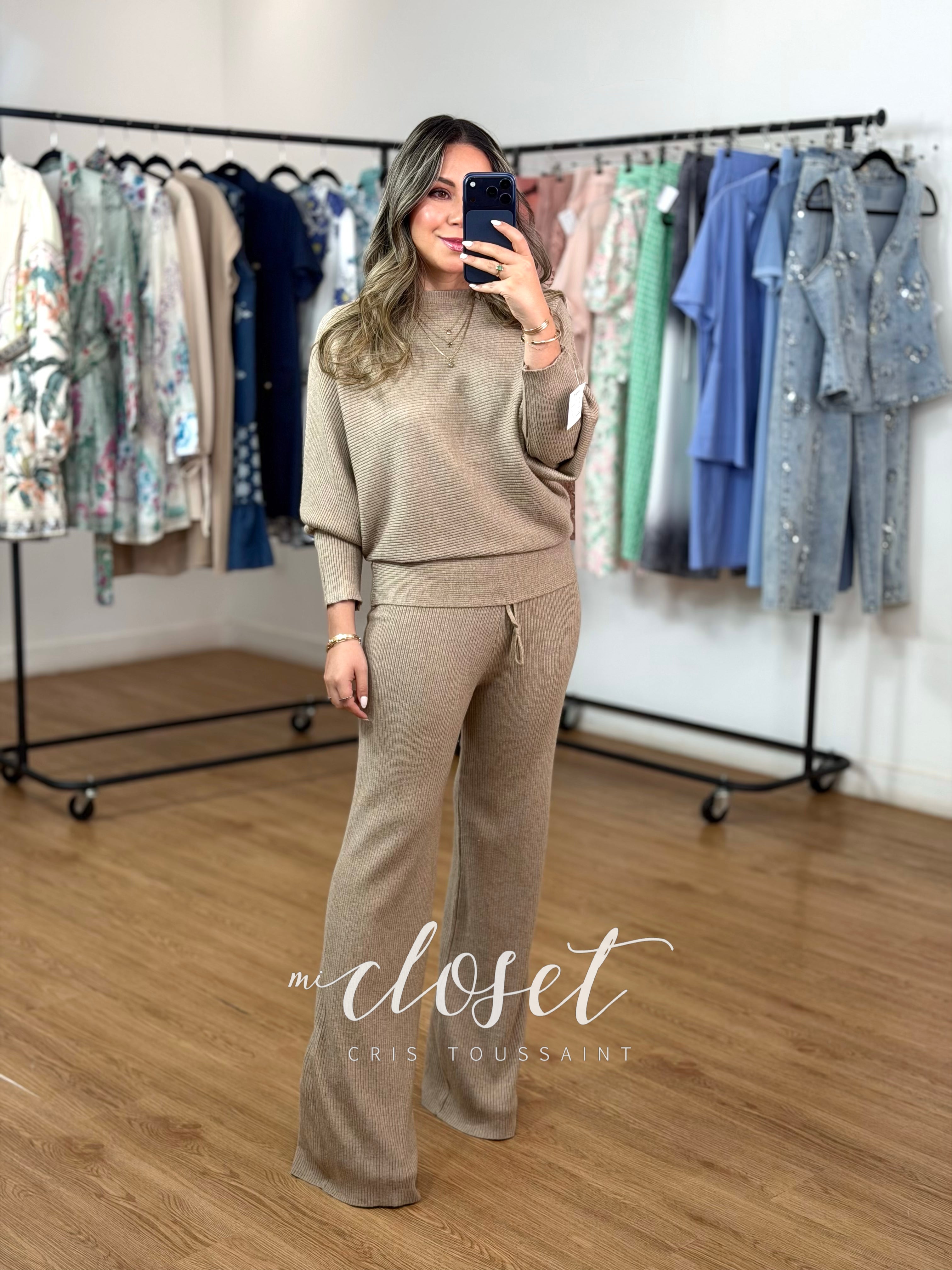 CONJUNTO DE PUNTO, PANTS Y SWEATER CON TEXTURA DE LÍNEAS, MANGA MURCIÉLAGO Y ABERTURA EN COSTADOS