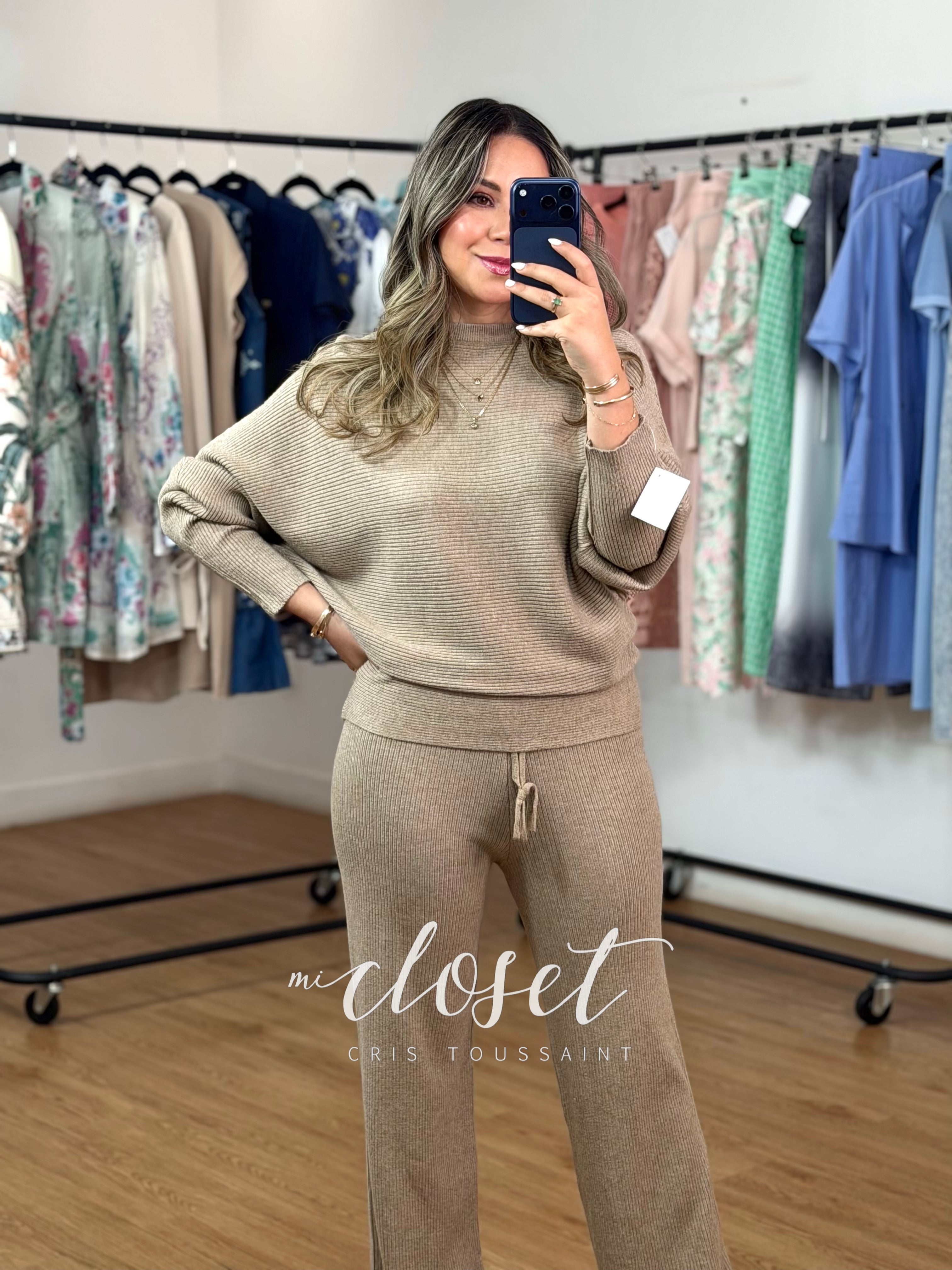 CONJUNTO DE PUNTO, PANTS Y SWEATER CON TEXTURA DE LÍNEAS, MANGA MURCIÉLAGO Y ABERTURA EN COSTADOS