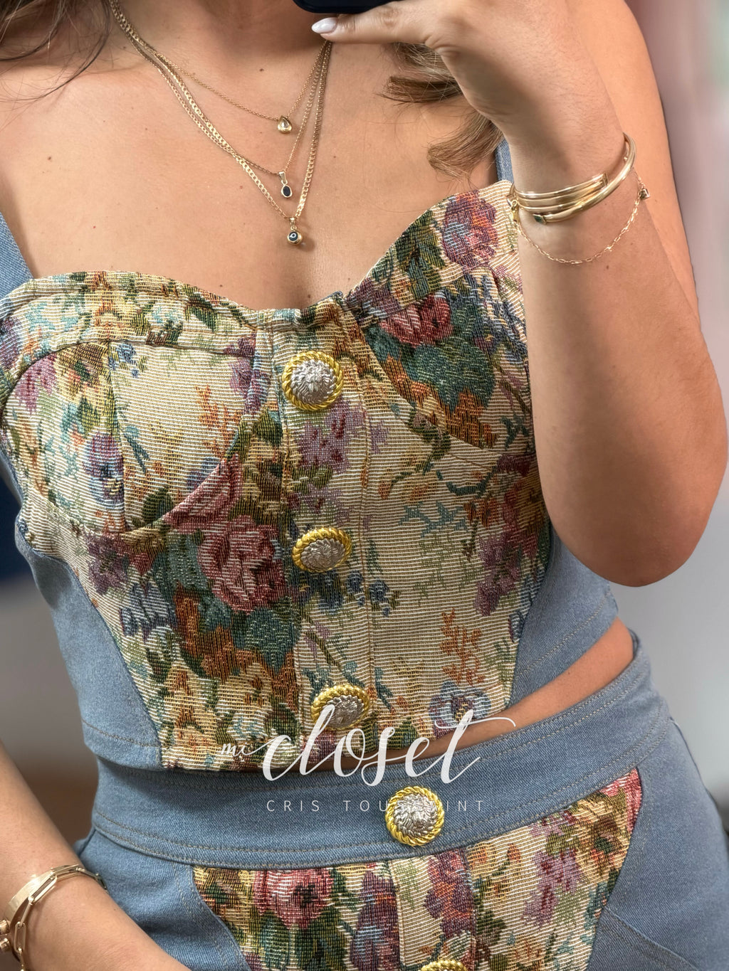 CONJUNTO DE MEZCLILLA CON TOP DE TIRANTES Y FALDA CON DETALLES EN TELA TIPO GOBELINO