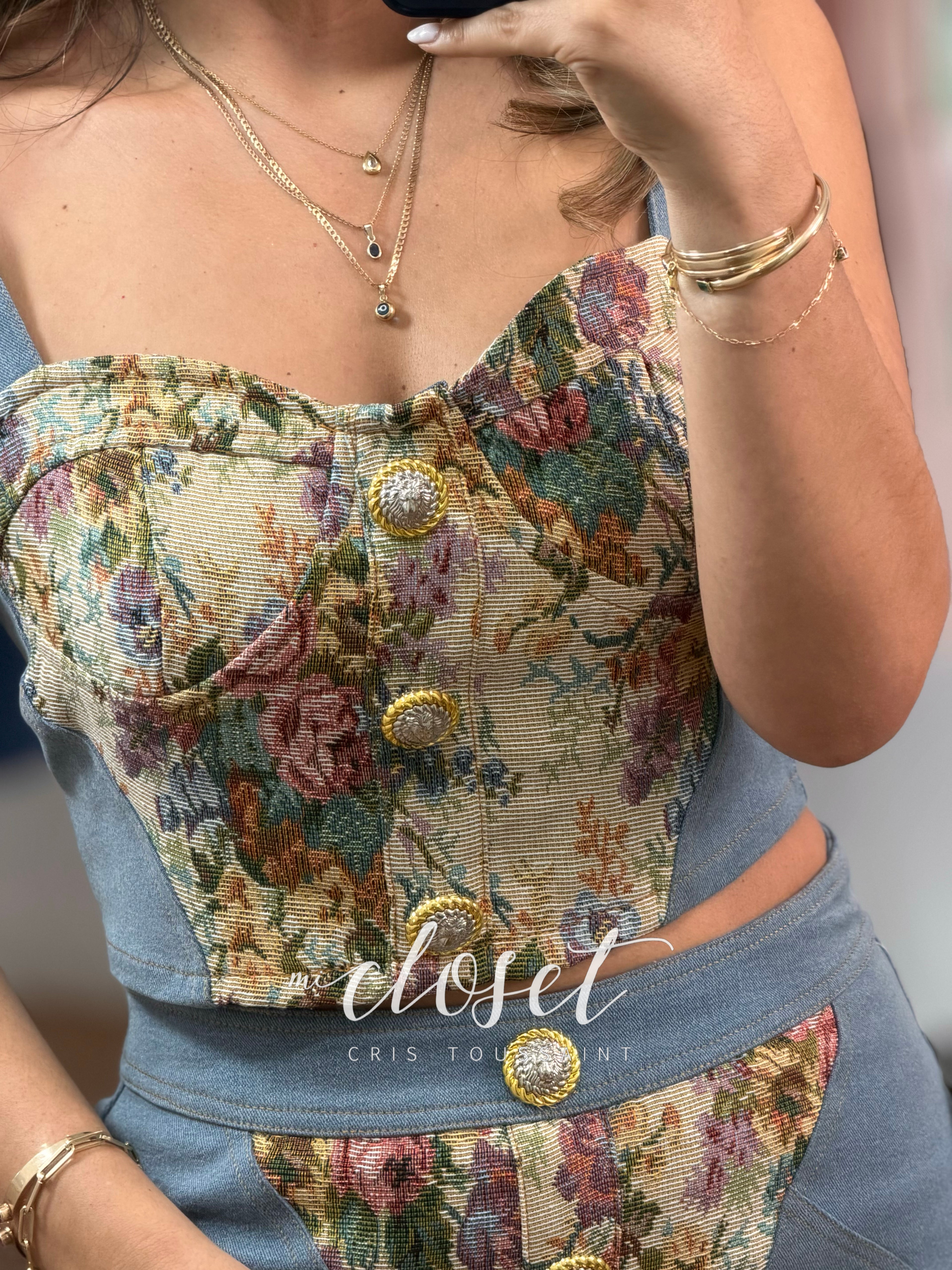 CONJUNTO DE MEZCLILLA CON TOP DE TIRANTES Y FALDA CON DETALLES EN TELA TIPO GOBELINO