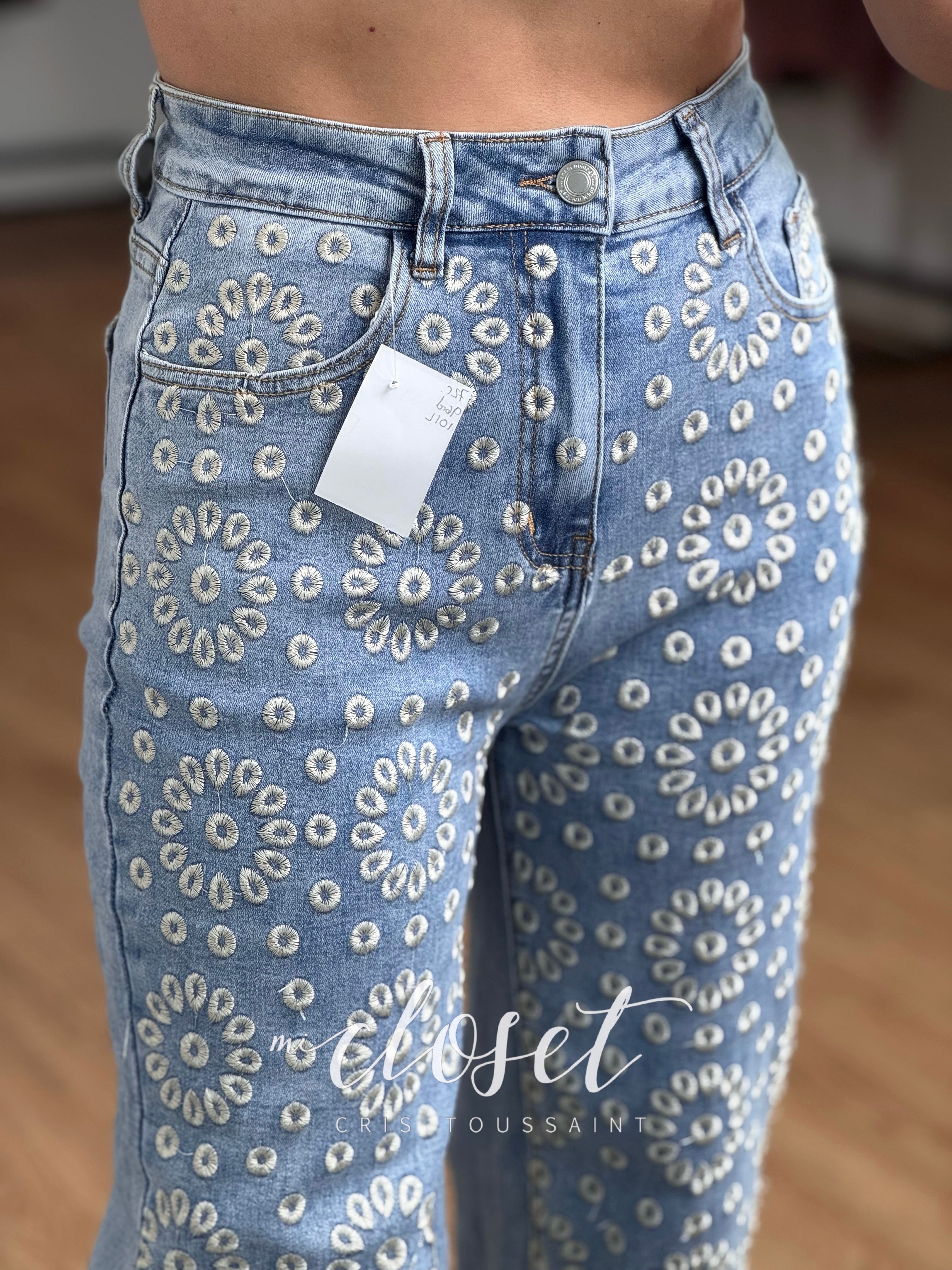 JEANS CORTOS RECTOS CON FLORES BORDADAS EN TODO EL FRENTE