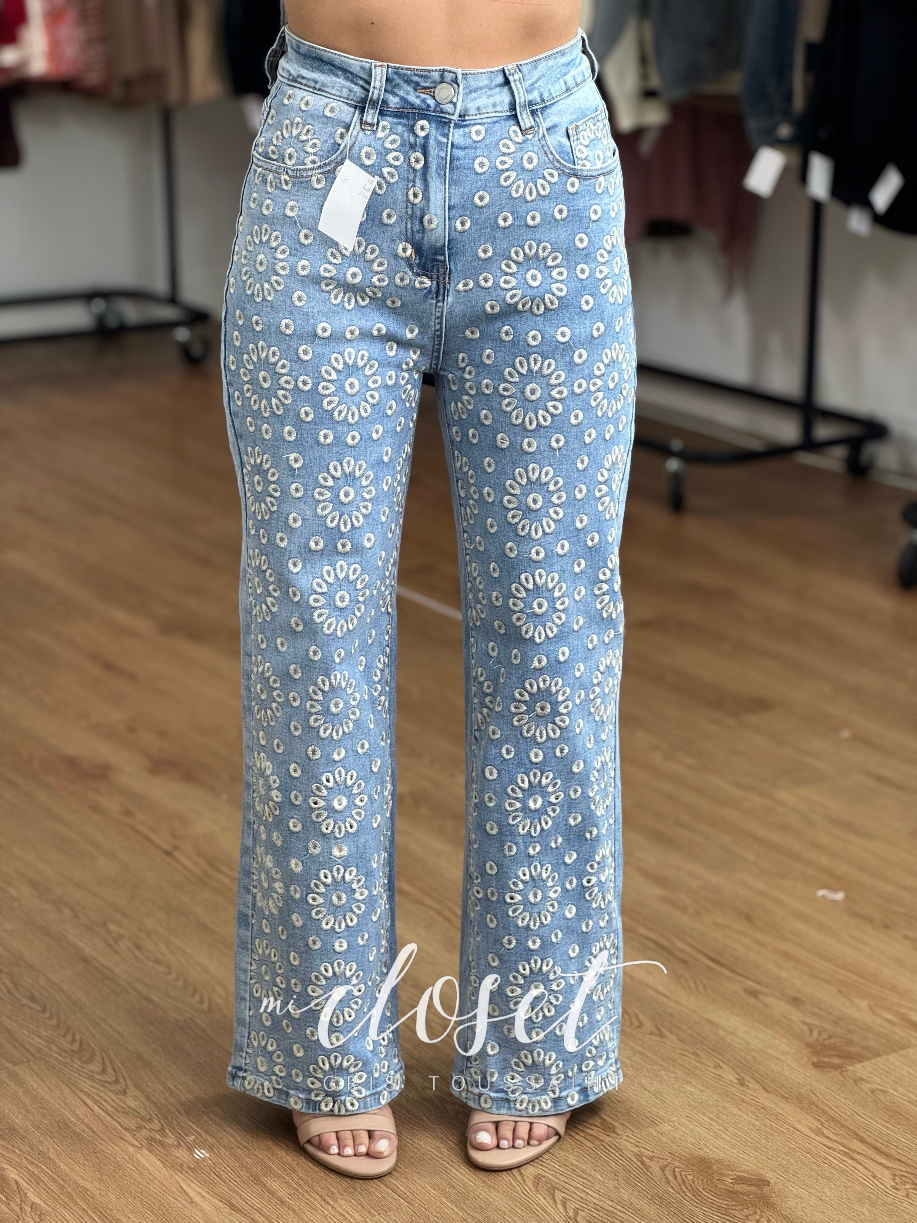 JEANS CORTOS RECTOS CON FLORES BORDADAS EN TODO EL FRENTE