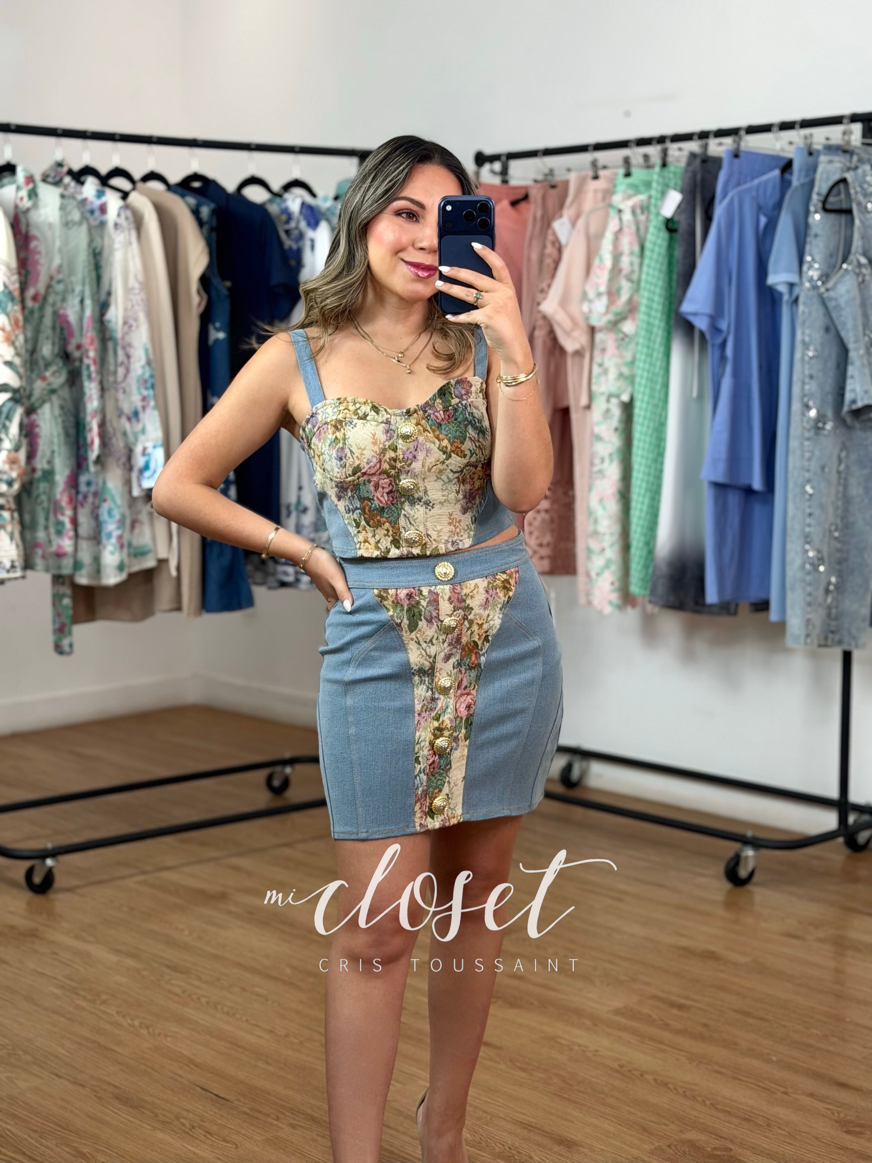 CONJUNTO DE MEZCLILLA CON TOP DE TIRANTES Y FALDA CON DETALLES EN TELA TIPO GOBELINO