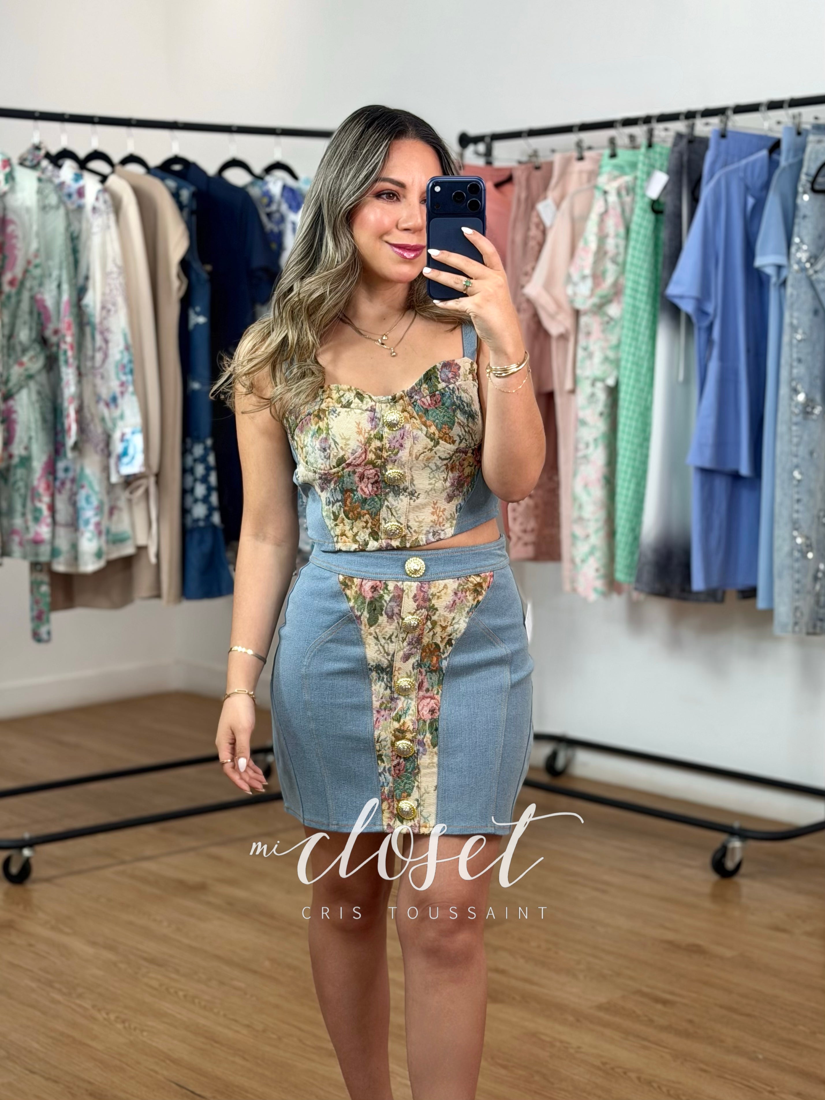 CONJUNTO DE MEZCLILLA CON TOP DE TIRANTES Y FALDA CON DETALLES EN TELA TIPO GOBELINO