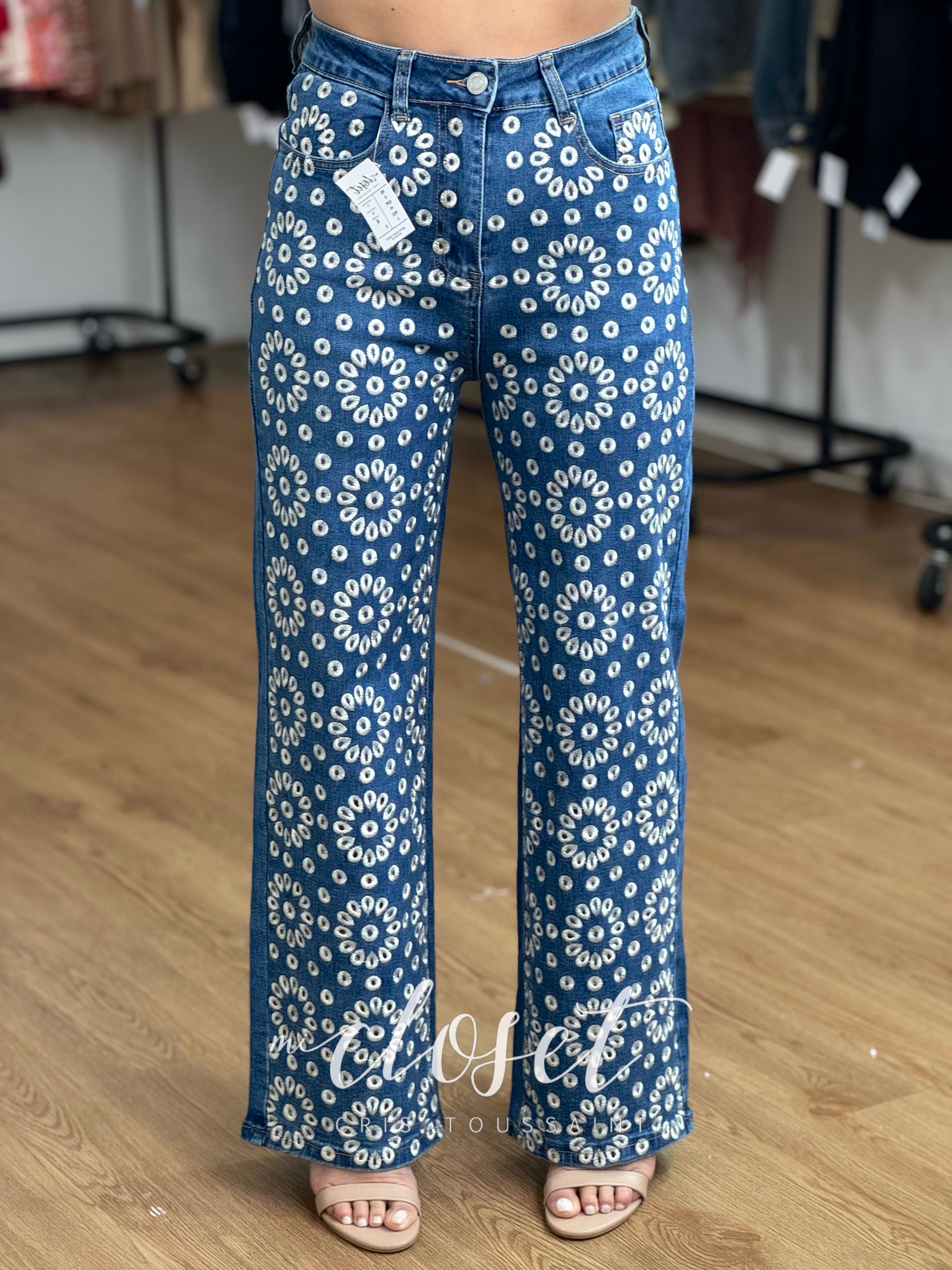 JEANS CORTOS RECTOS CON FLORES BORDADAS EN TODO EL FRENTE