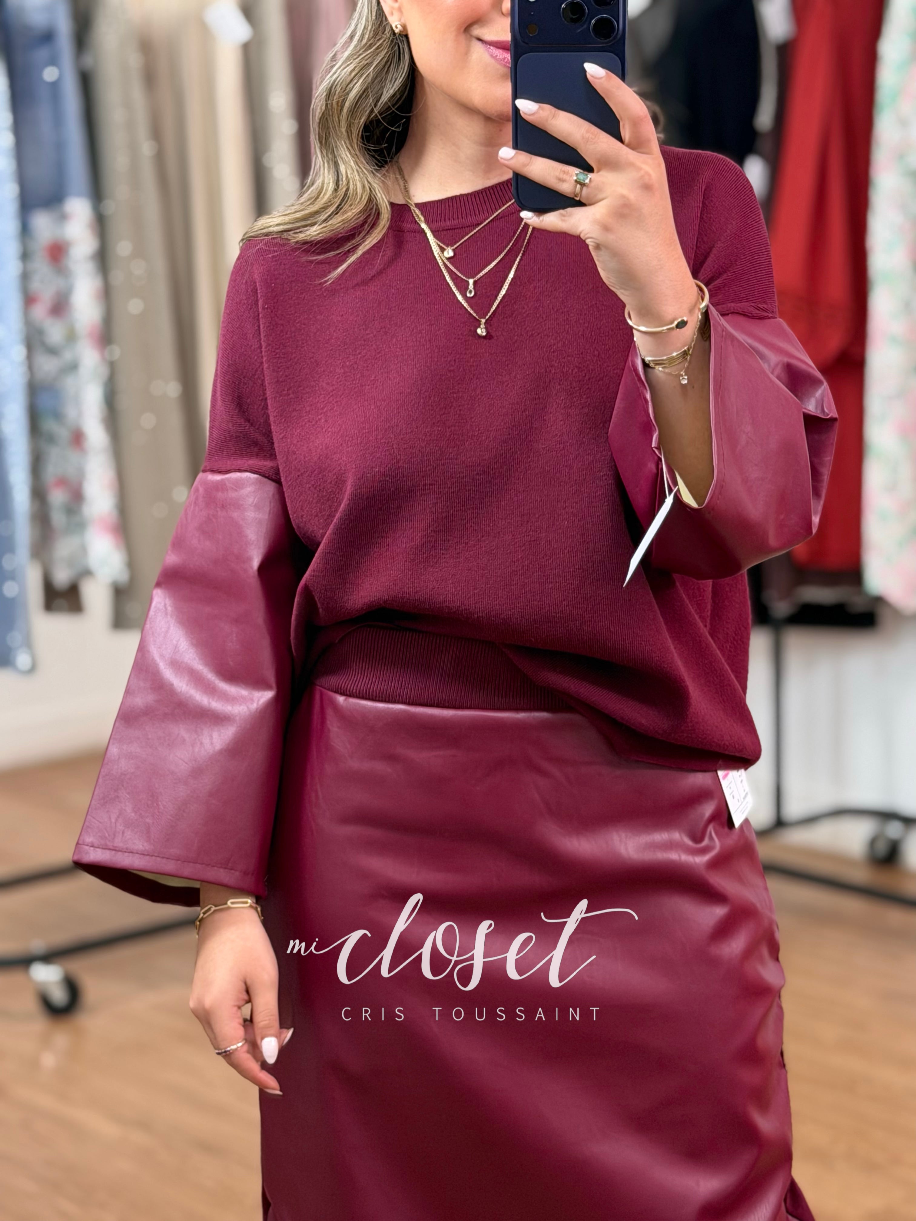 CONJUNTO DE FALDA Y SWEATER, CON DETALLES TIPO PIEL EN MANGAS Y FALDA