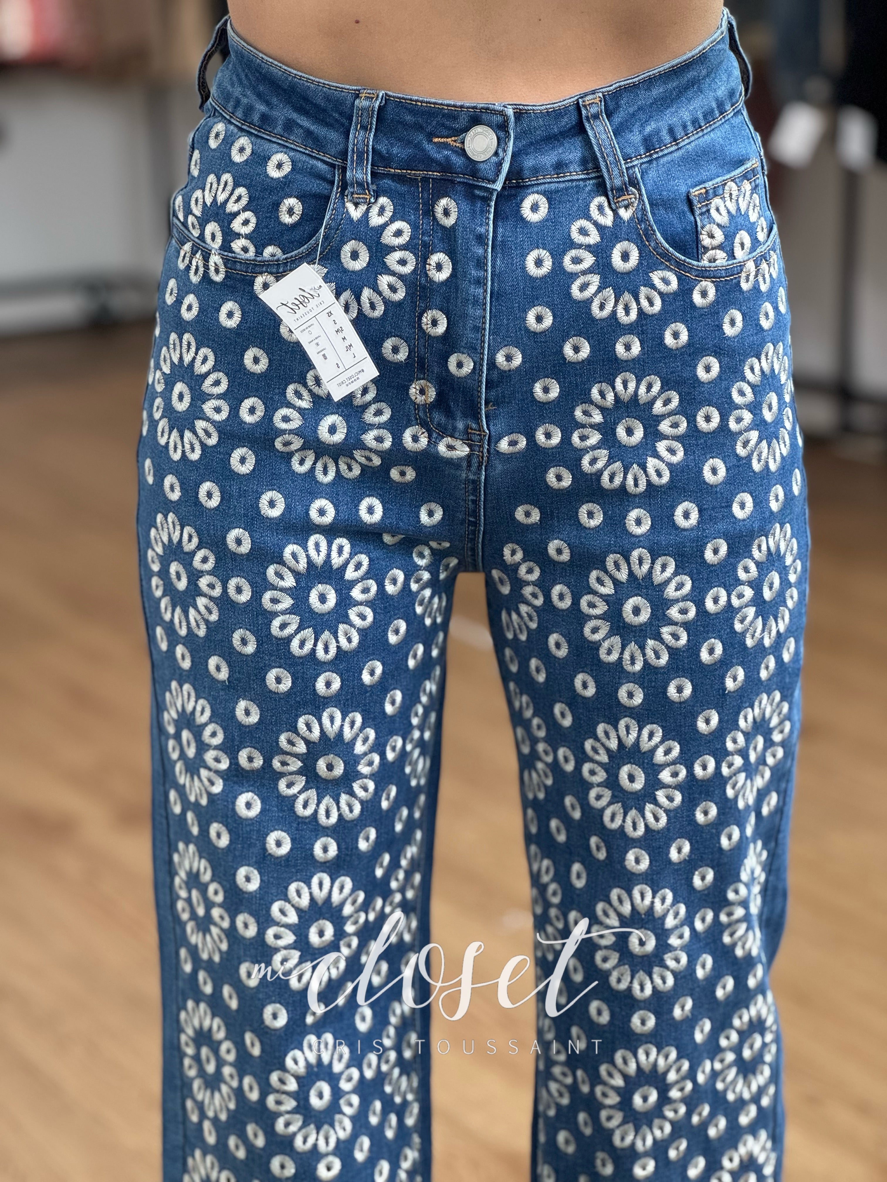 JEANS CORTOS RECTOS CON FLORES BORDADAS EN TODO EL FRENTE