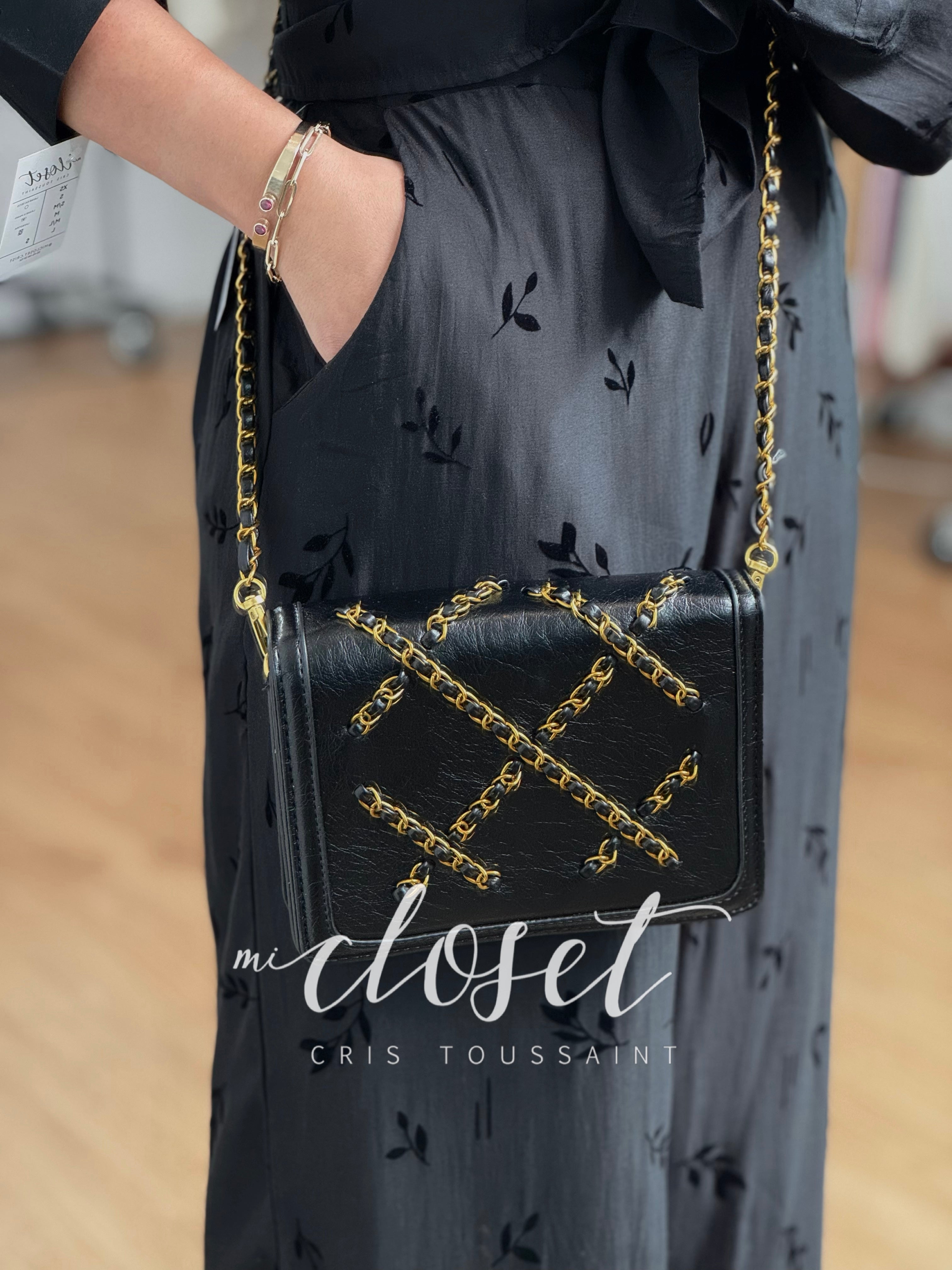 BOLSA NEGRA CON STRAP DE CADENA Y VINIPIEL
