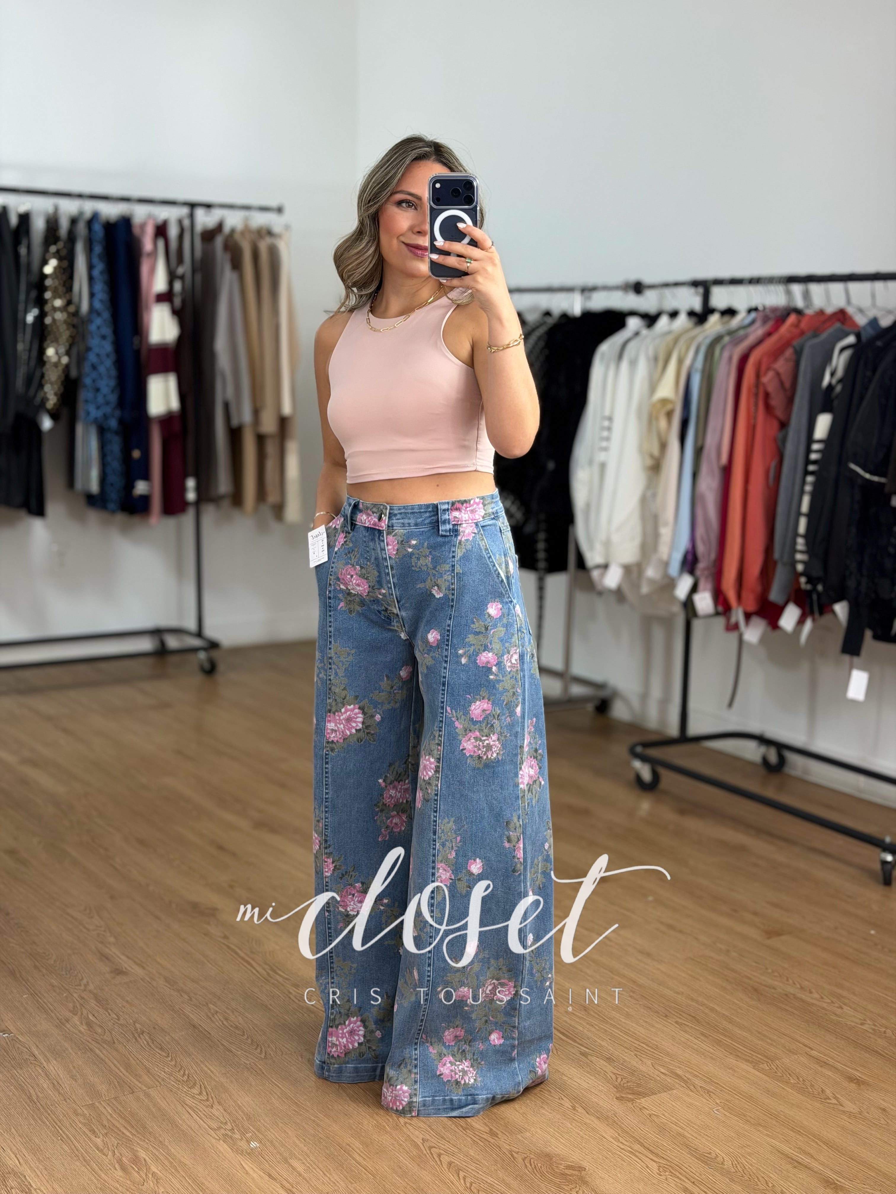 JEANS PATA DE ELEFANTE CON ESTAMPADO EN FLORES