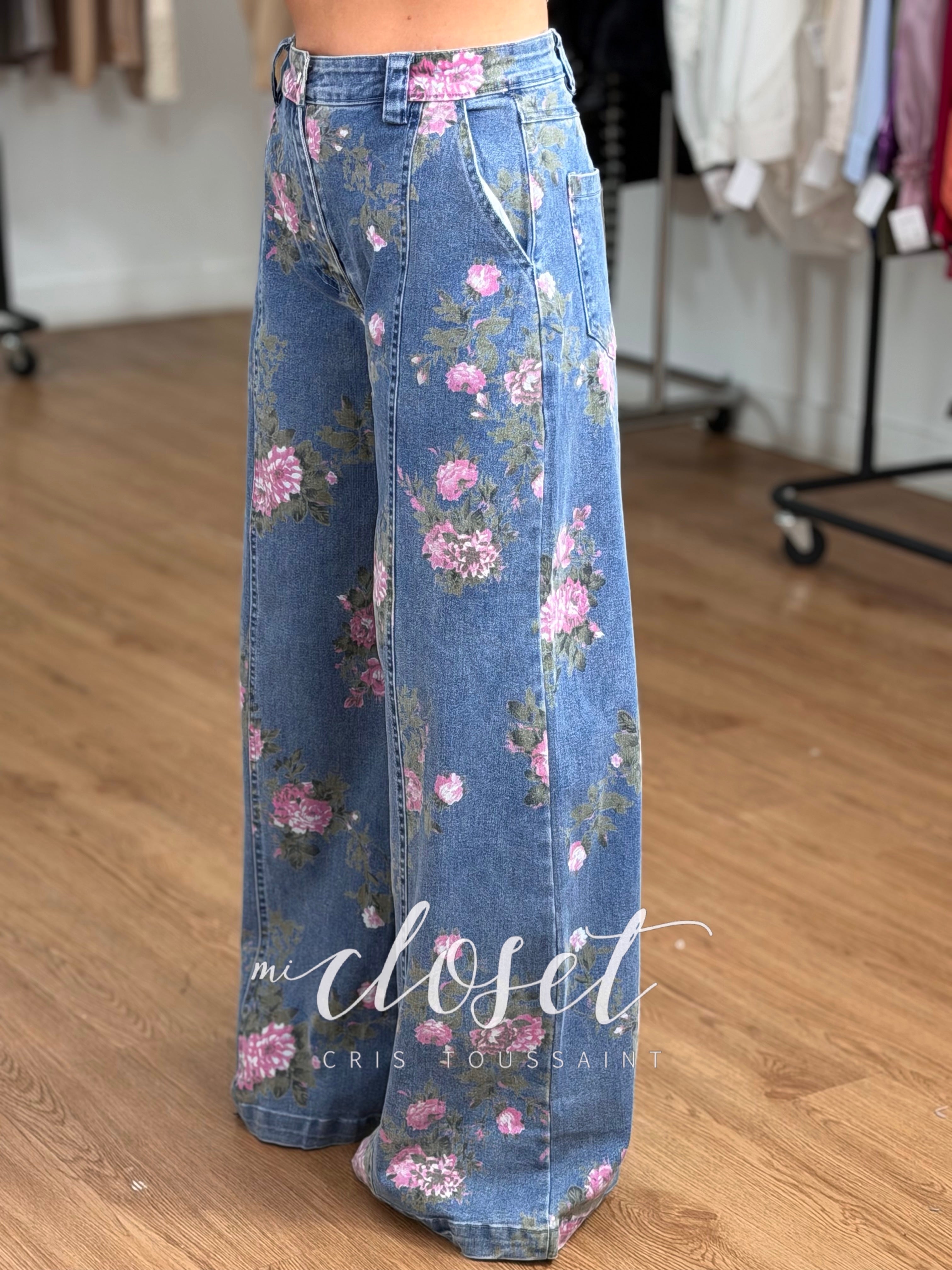 JEANS PATA DE ELEFANTE CON ESTAMPADO EN FLORES