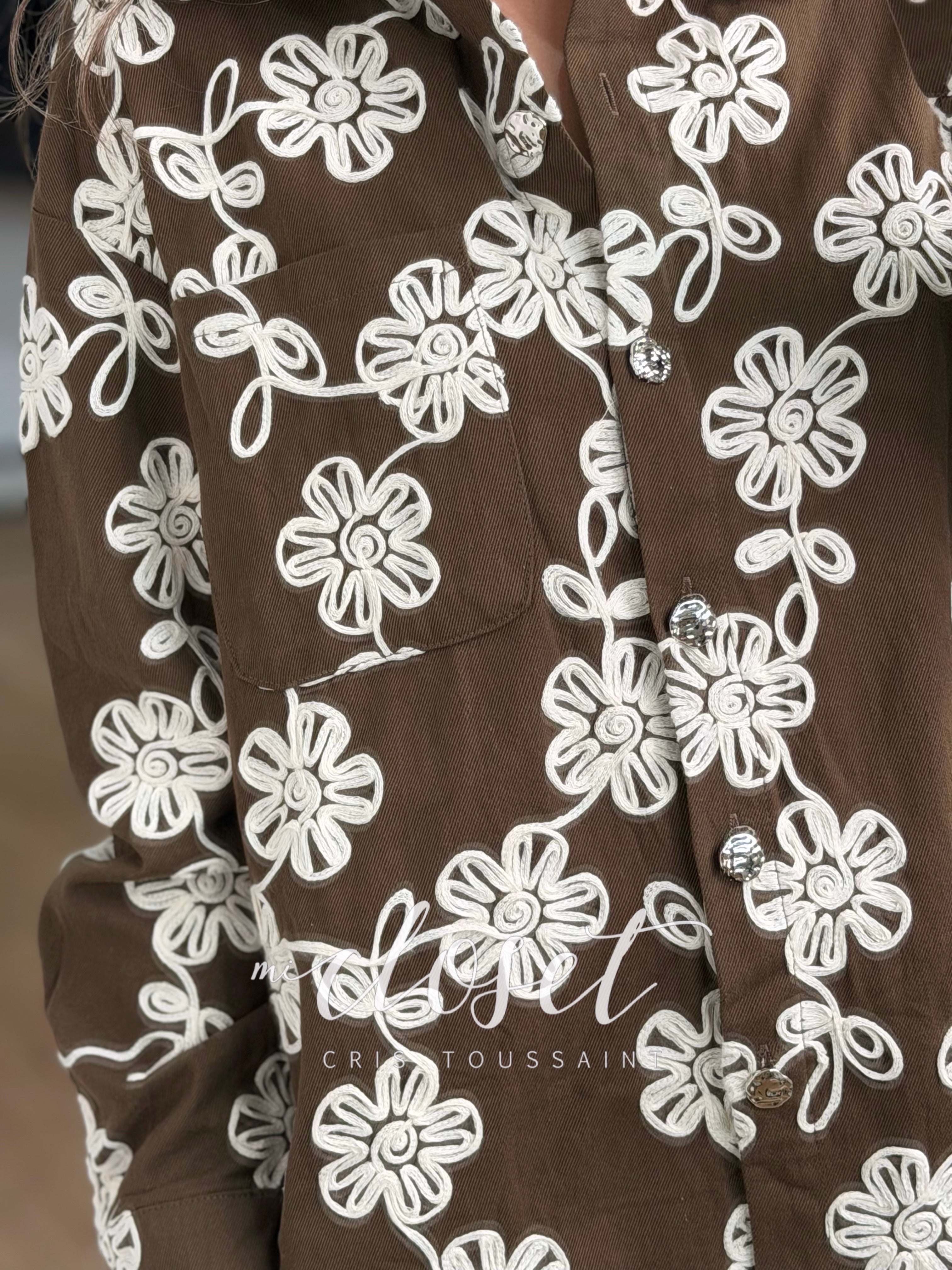 CAMISOLA CON FLORES BORDADAS, BOTÓN PLATEADO