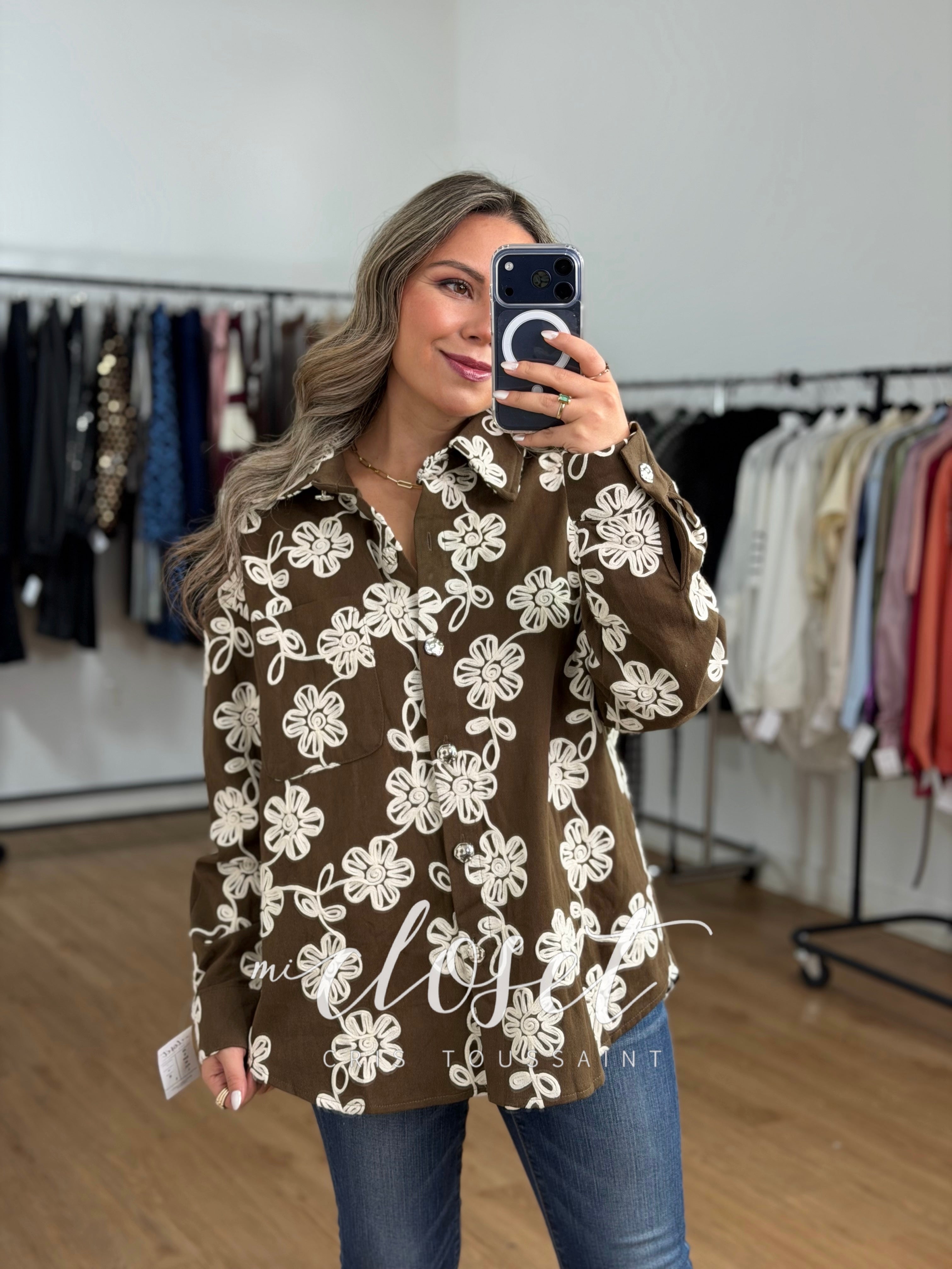 CAMISOLA CON FLORES BORDADAS, BOTÓN PLATEADO