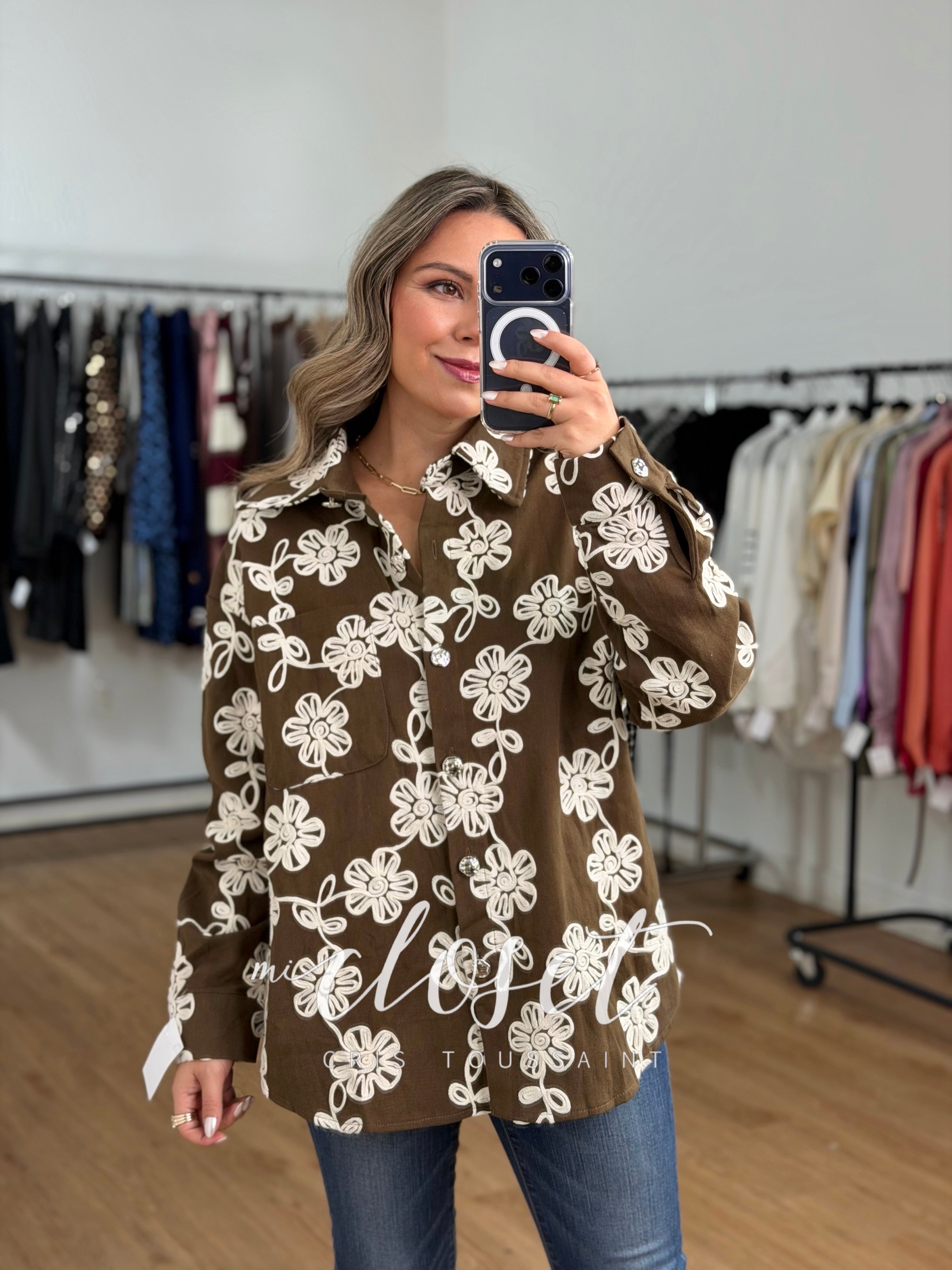 CAMISOLA CON FLORES BORDADAS, BOTÓN PLATEADO