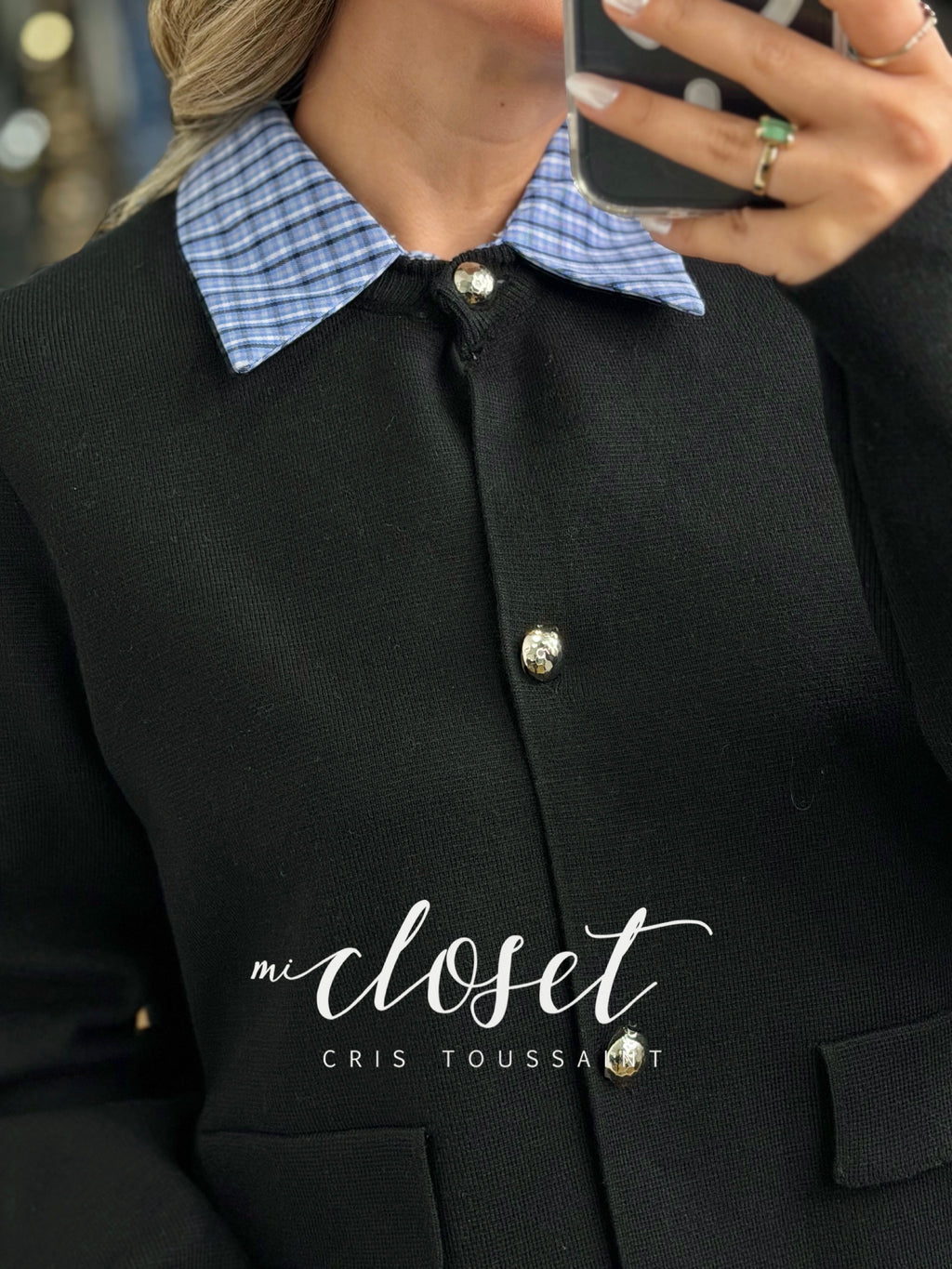 SWEATER CON CUELLO DE CAMISA ADHERIDA, SEMI GRUESO CON BOTÓN PLATEADO