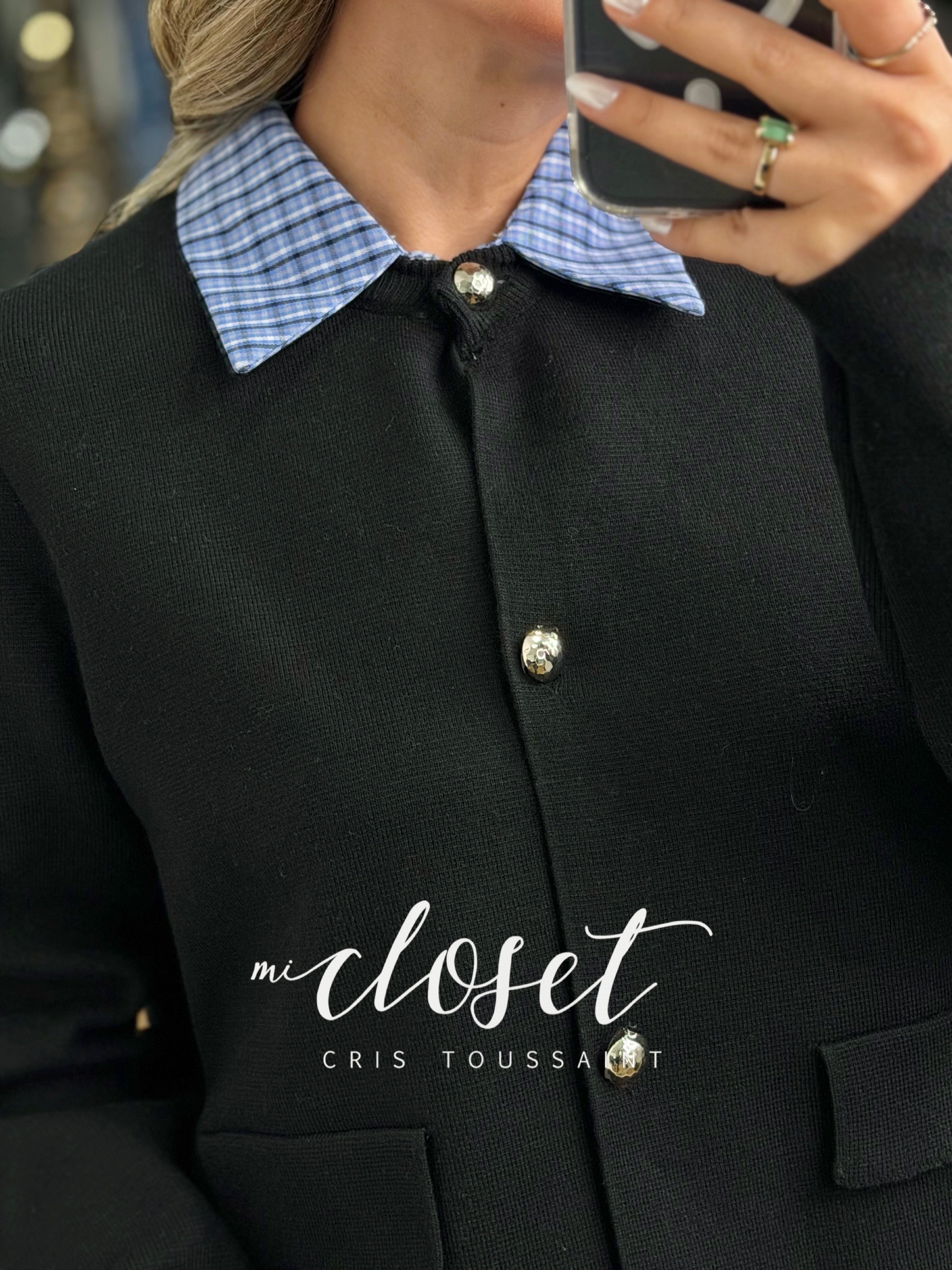 SWEATER CON CUELLO DE CAMISA ADHERIDA, SEMI GRUESO CON BOTÓN PLATEADO