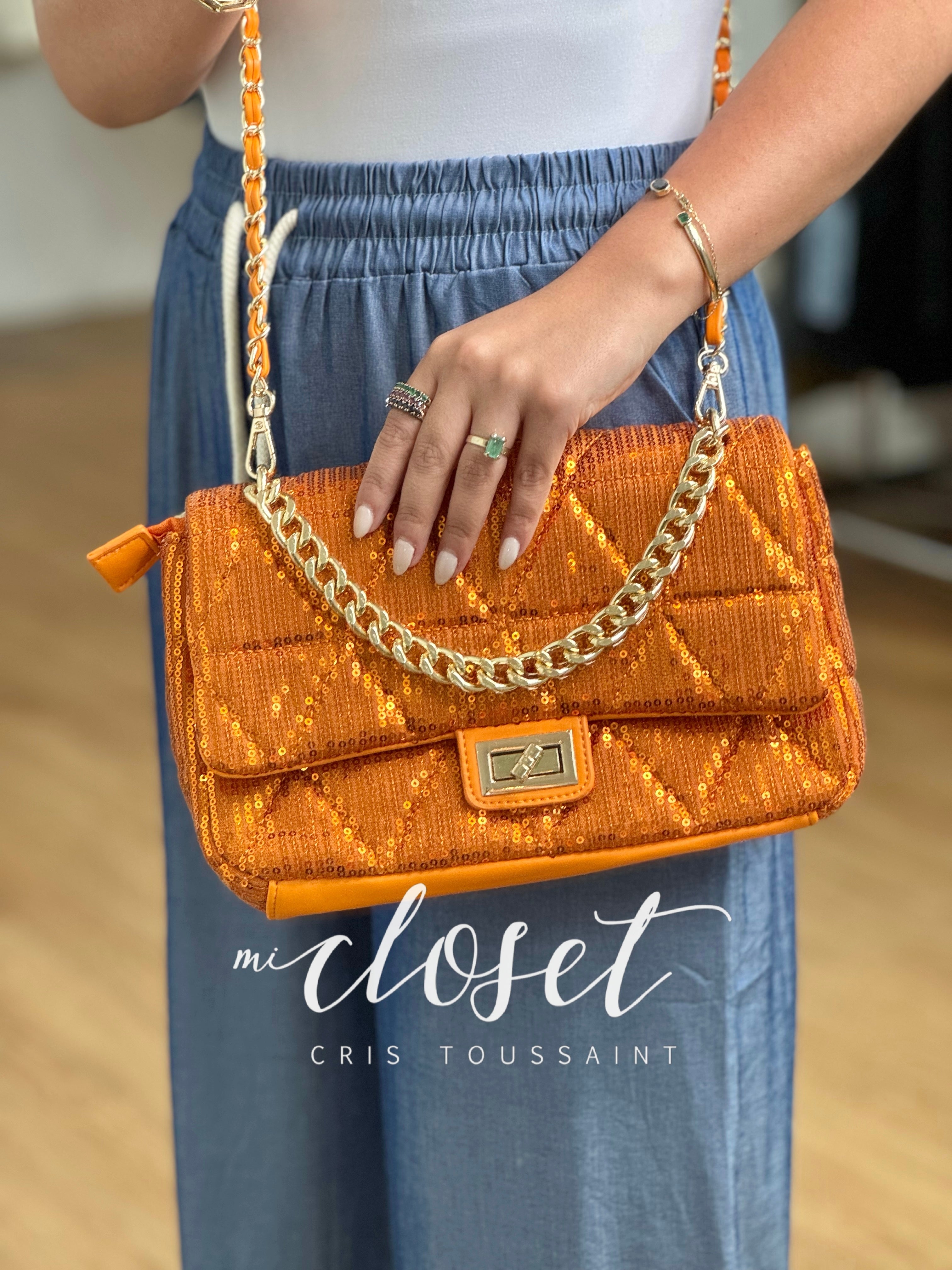 BOLSA CON CADENA Y STRAP DORADO
