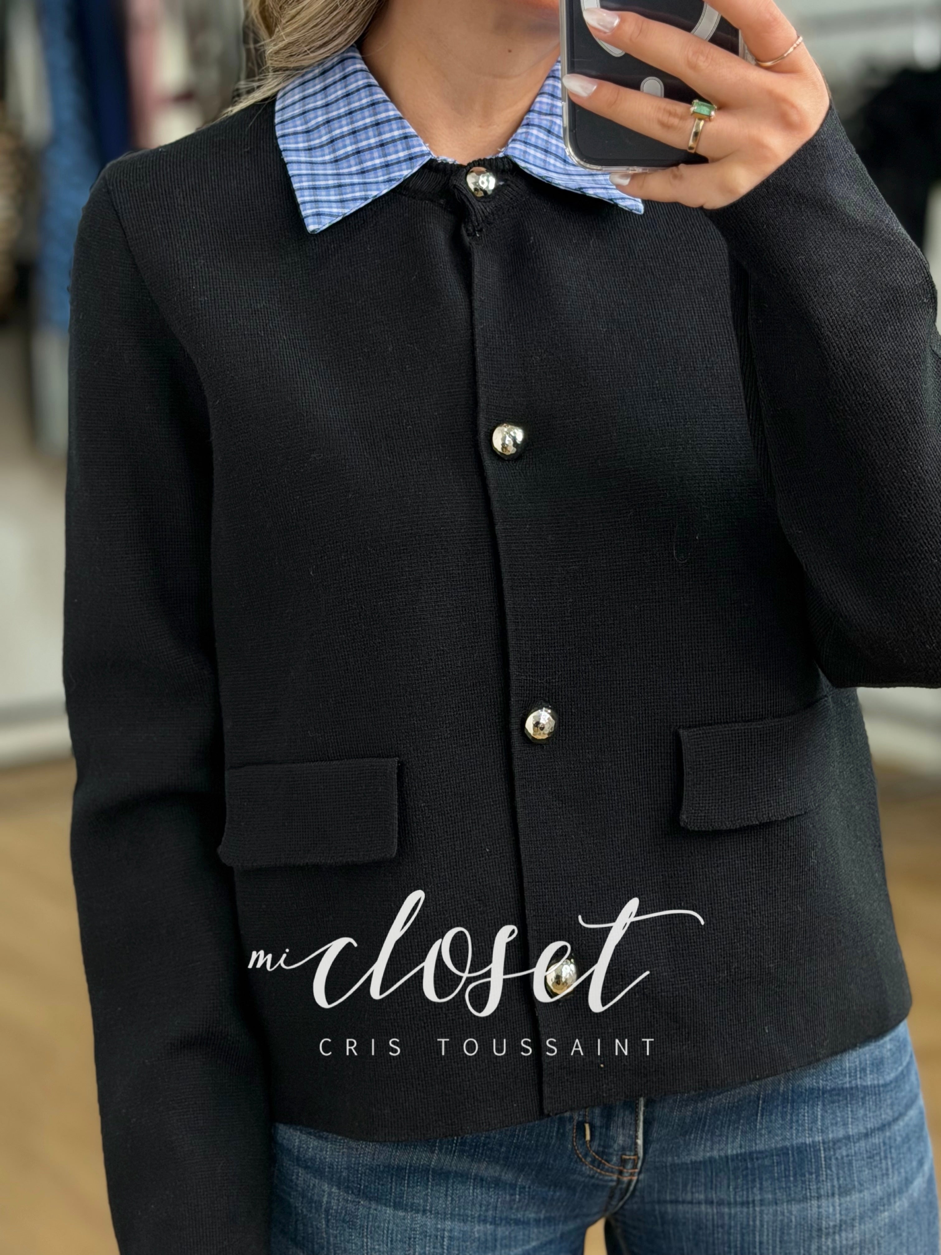 SWEATER CON CUELLO DE CAMISA ADHERIDA, SEMI GRUESO CON BOTÓN PLATEADO