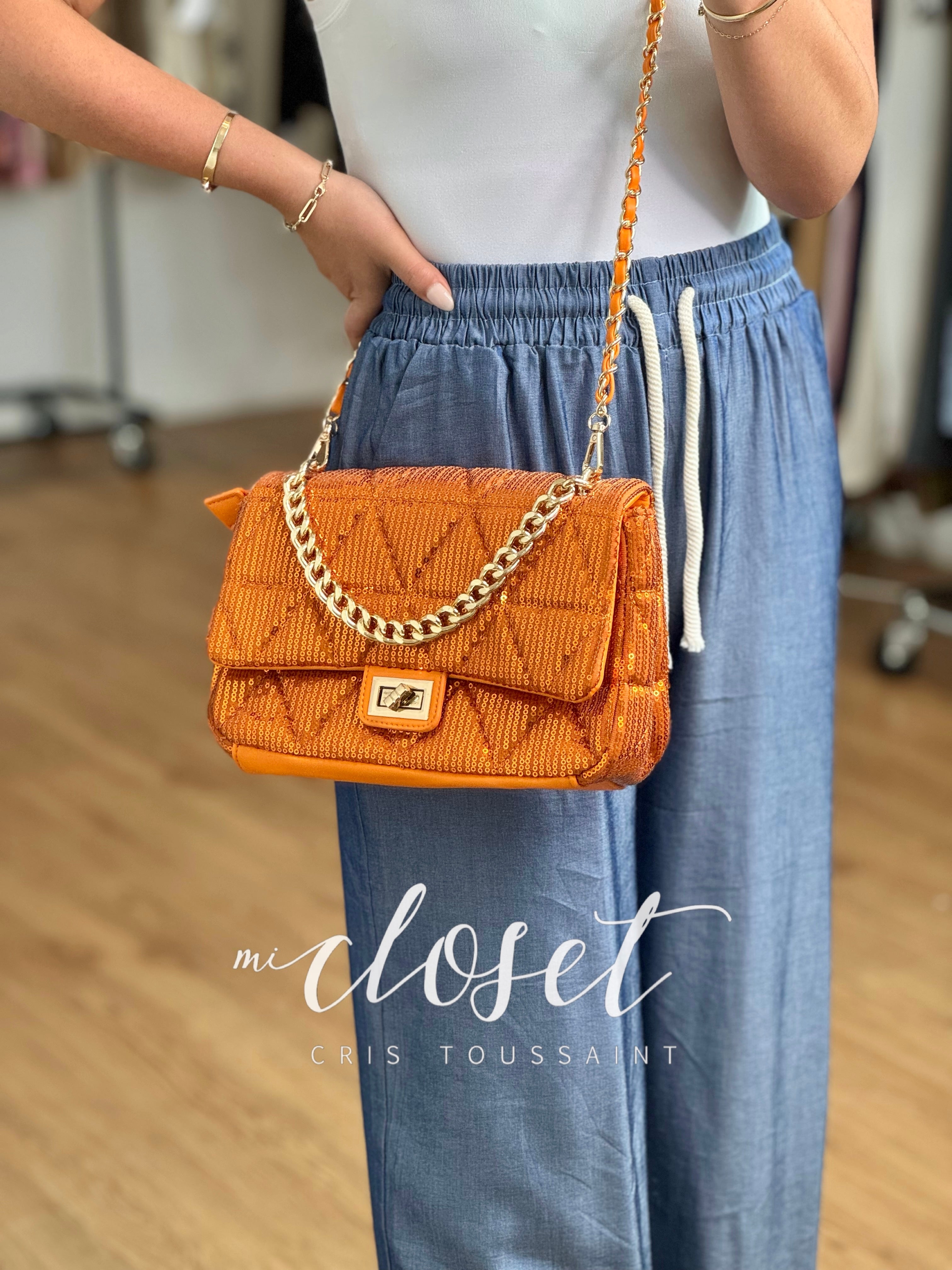 BOLSA CON CADENA Y STRAP DORADO
