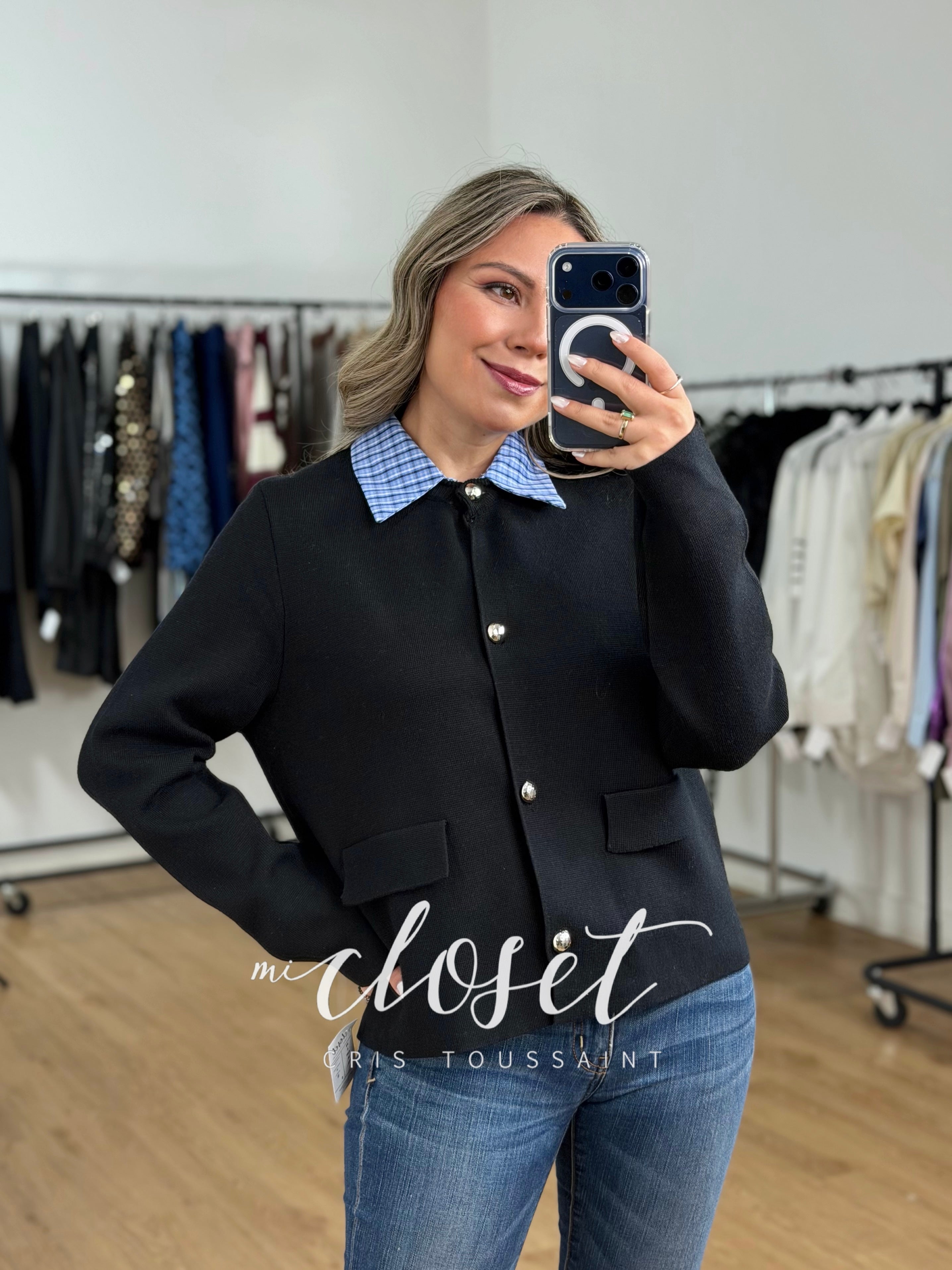 SWEATER CON CUELLO DE CAMISA ADHERIDA, SEMI GRUESO CON BOTÓN PLATEADO
