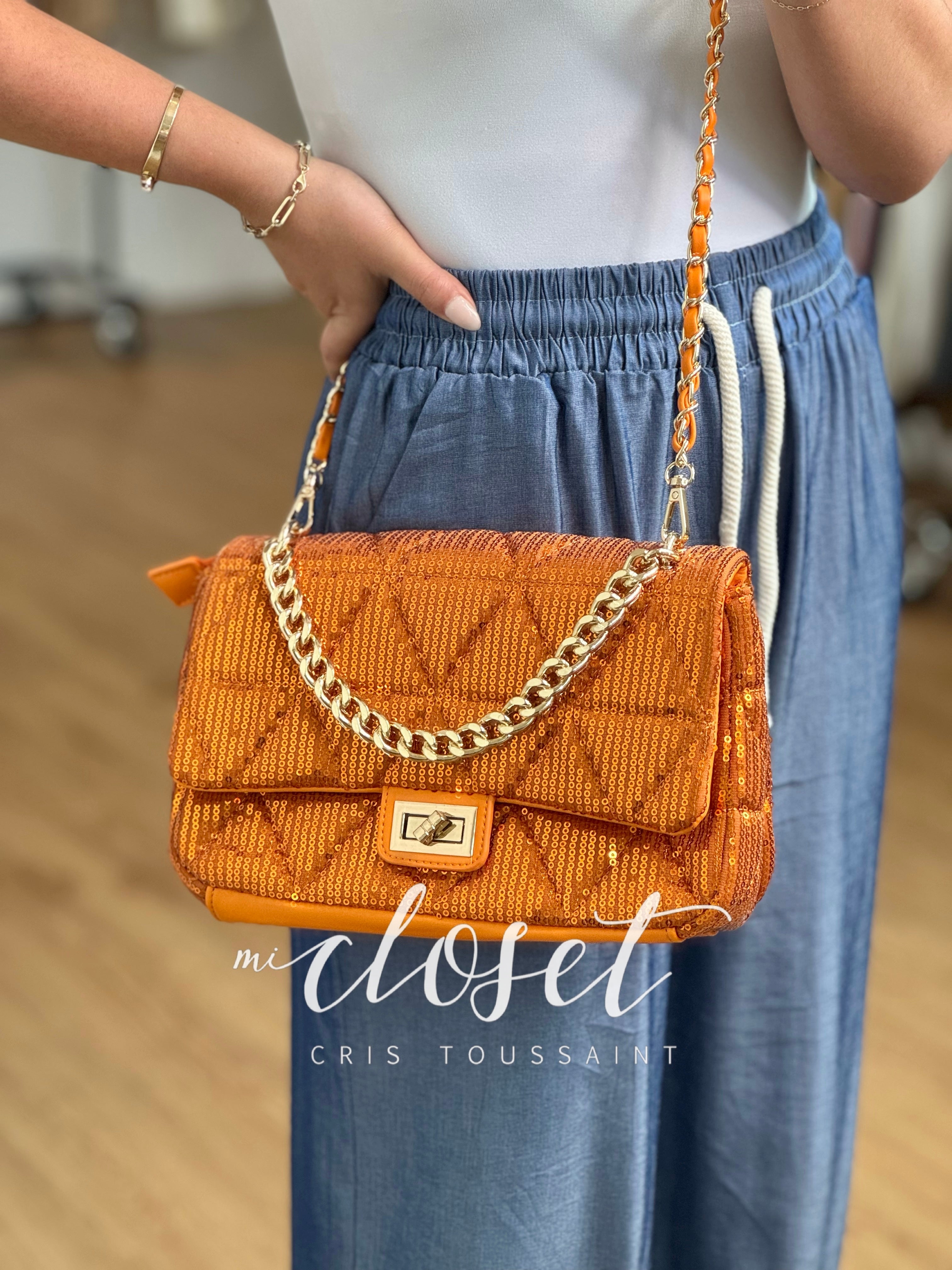 BOLSA CON CADENA Y STRAP DORADO