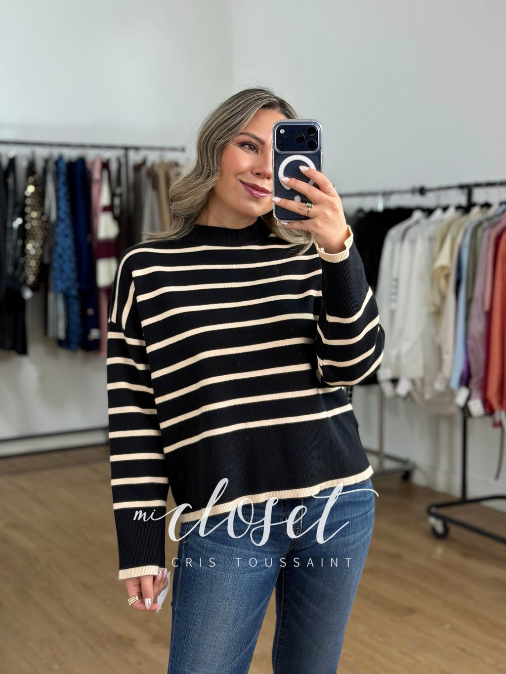 SWEATER CORTO SÚPER SUAVE NEGRO CON LÍNEAS BEIGE