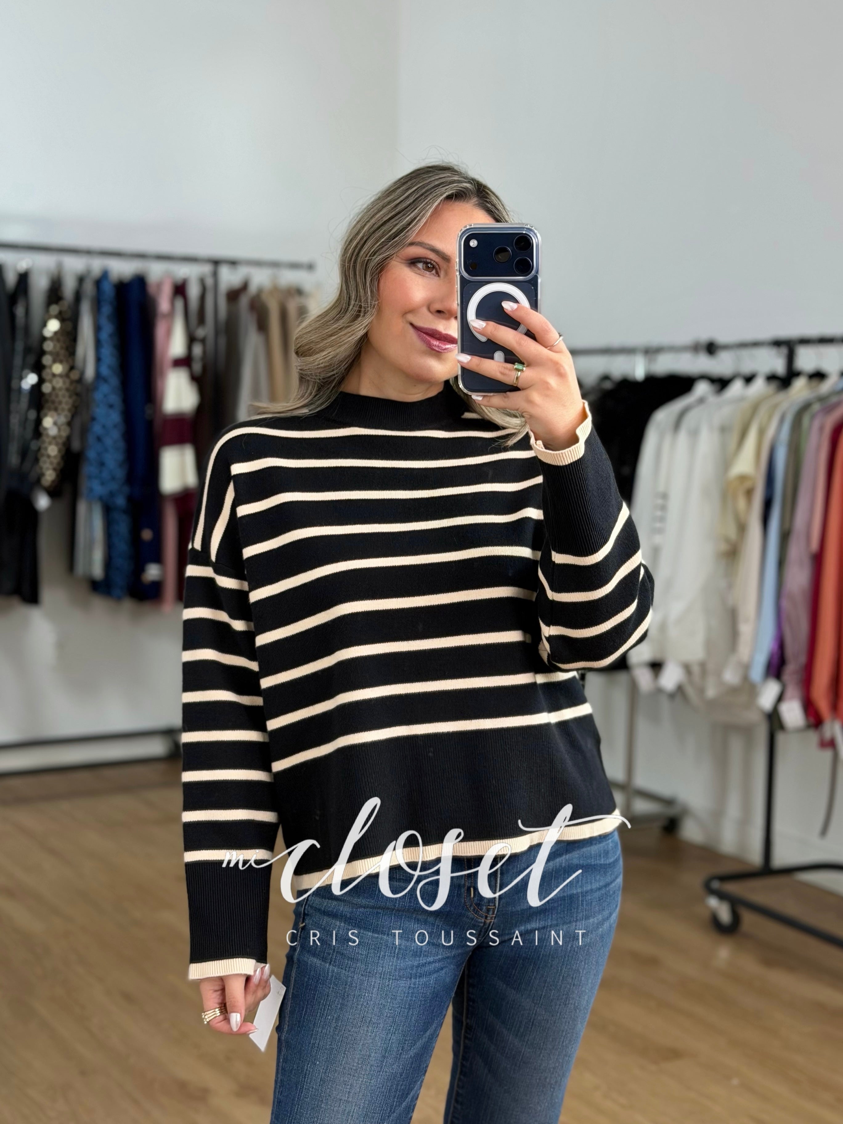 SWEATER CORTO SÚPER SUAVE NEGRO CON LÍNEAS BEIGE