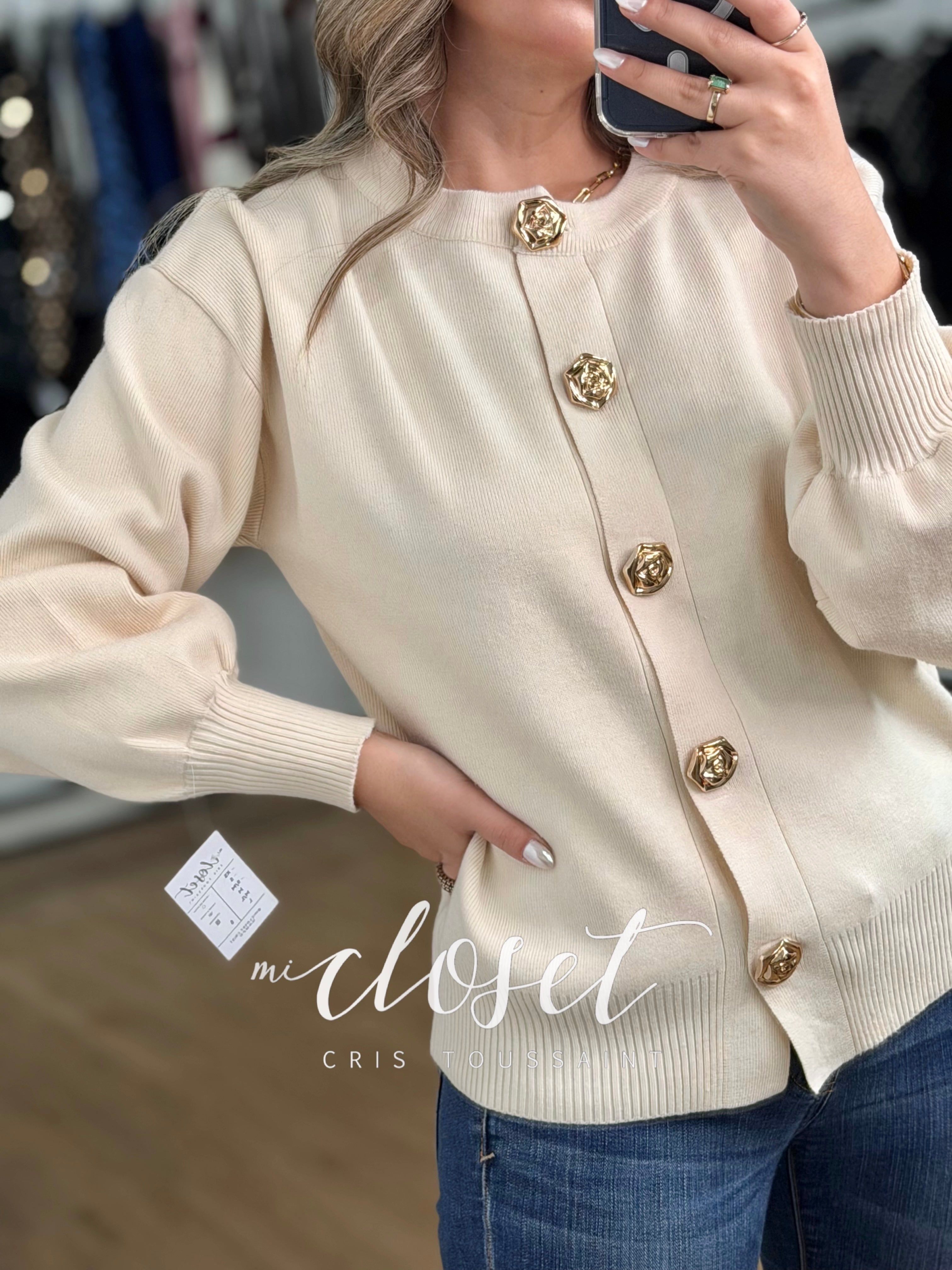 SWEATER CON BOTONES DE FLOR DORADOS