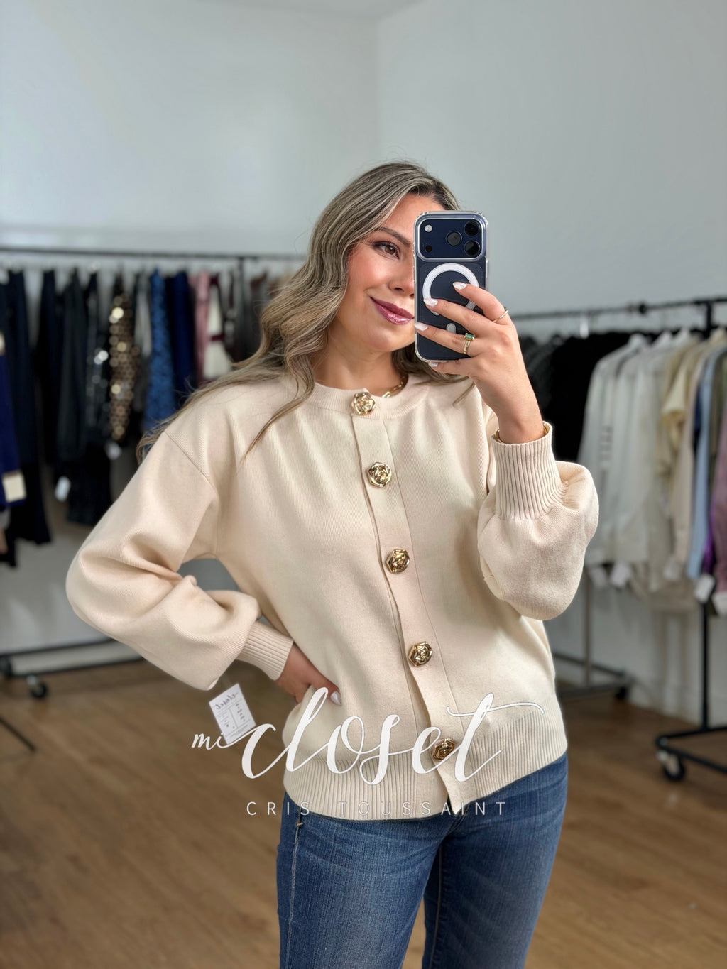 SWEATER CON BOTONES DE FLOR DORADOS