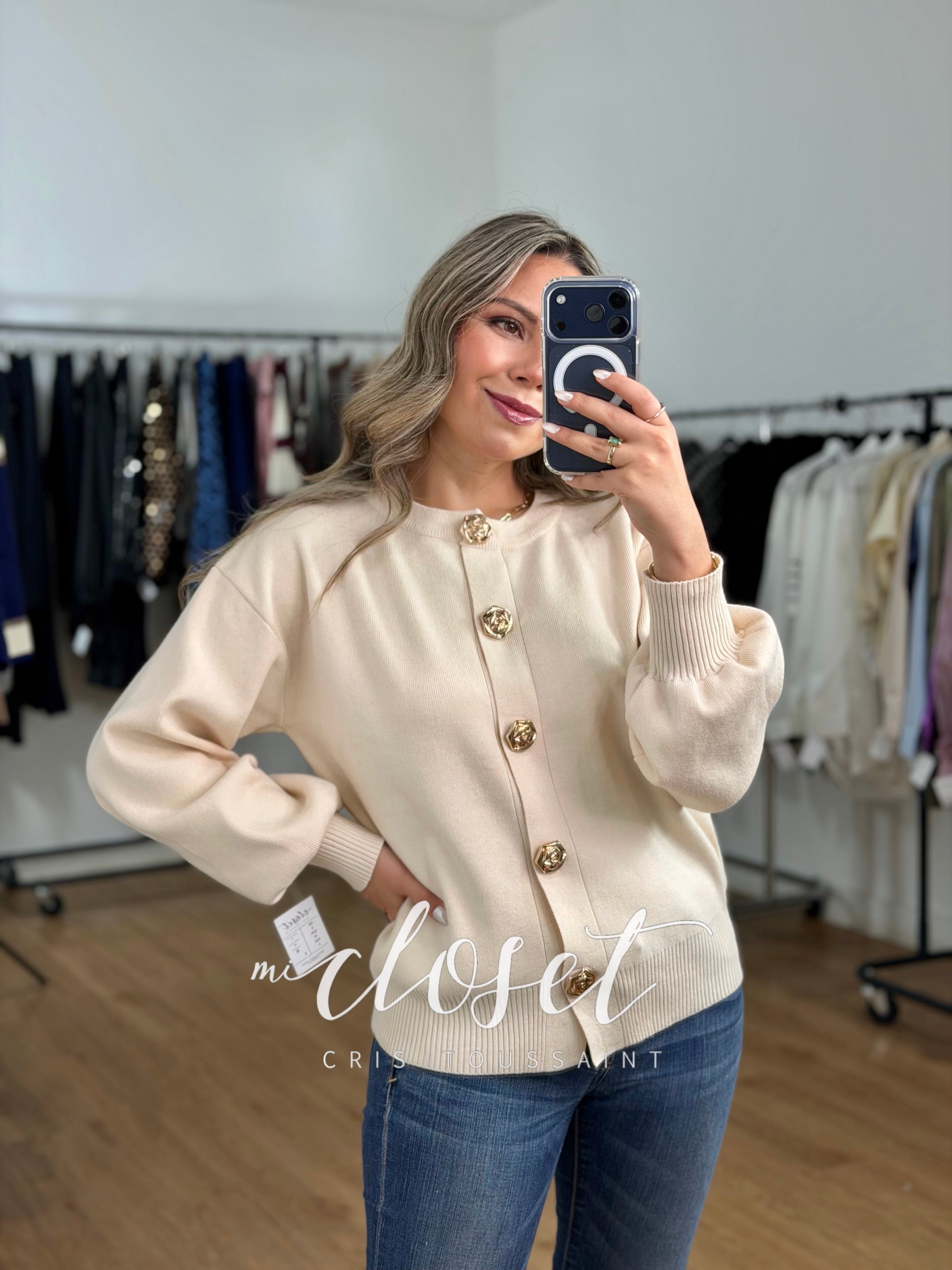 SWEATER CON BOTONES DE FLOR DORADOS