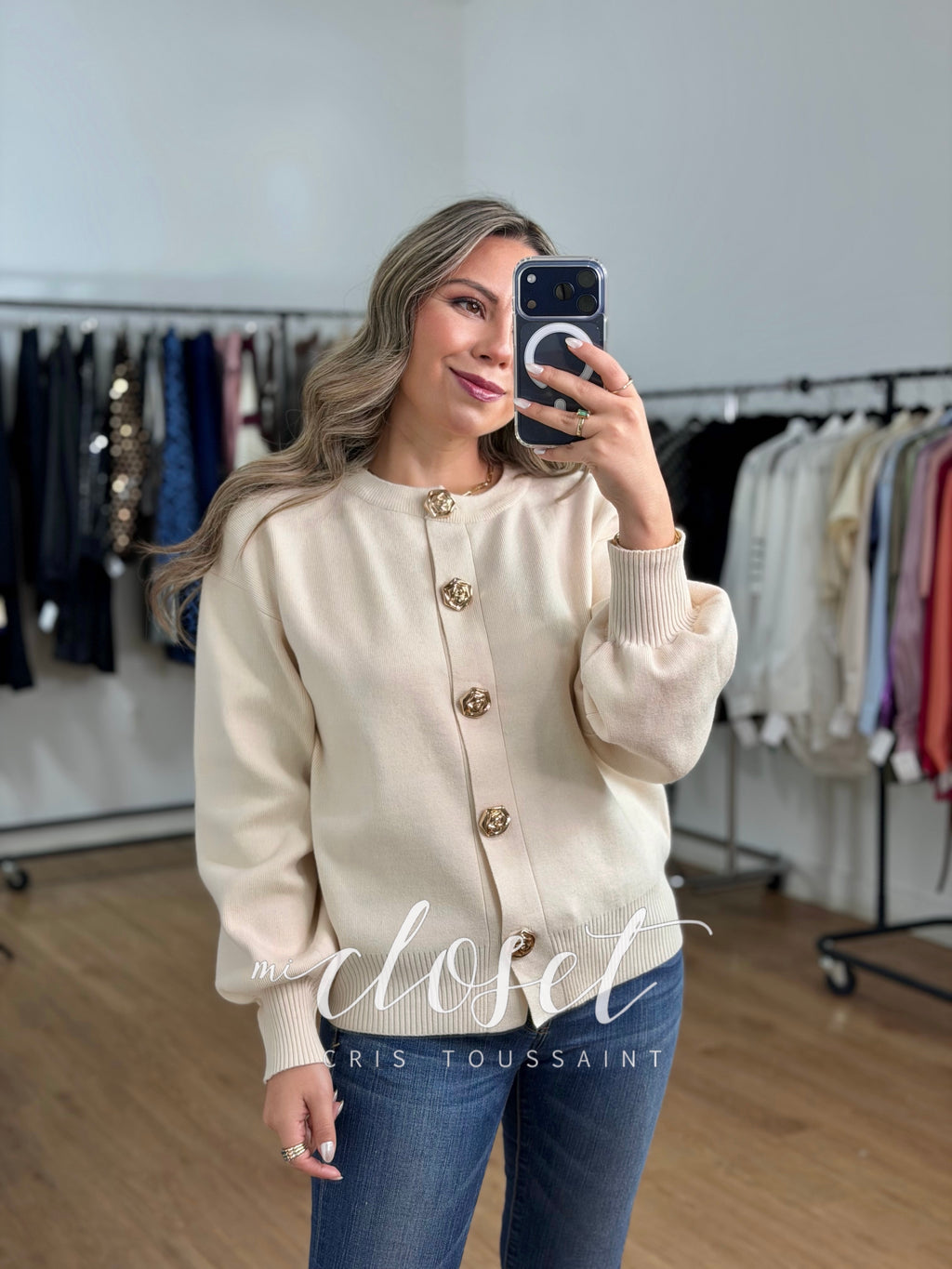 SWEATER CON BOTONES DE FLOR DORADOS