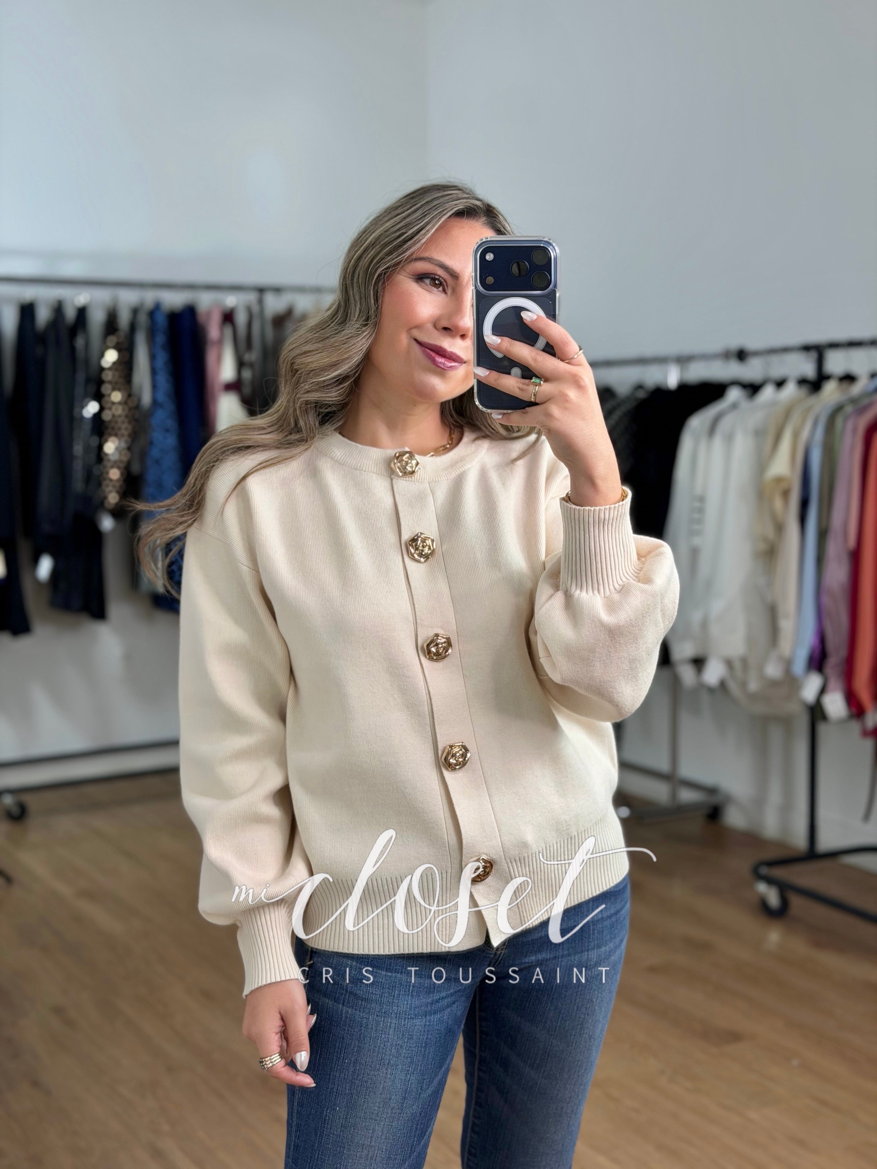 SWEATER CON BOTONES DE FLOR DORADOS