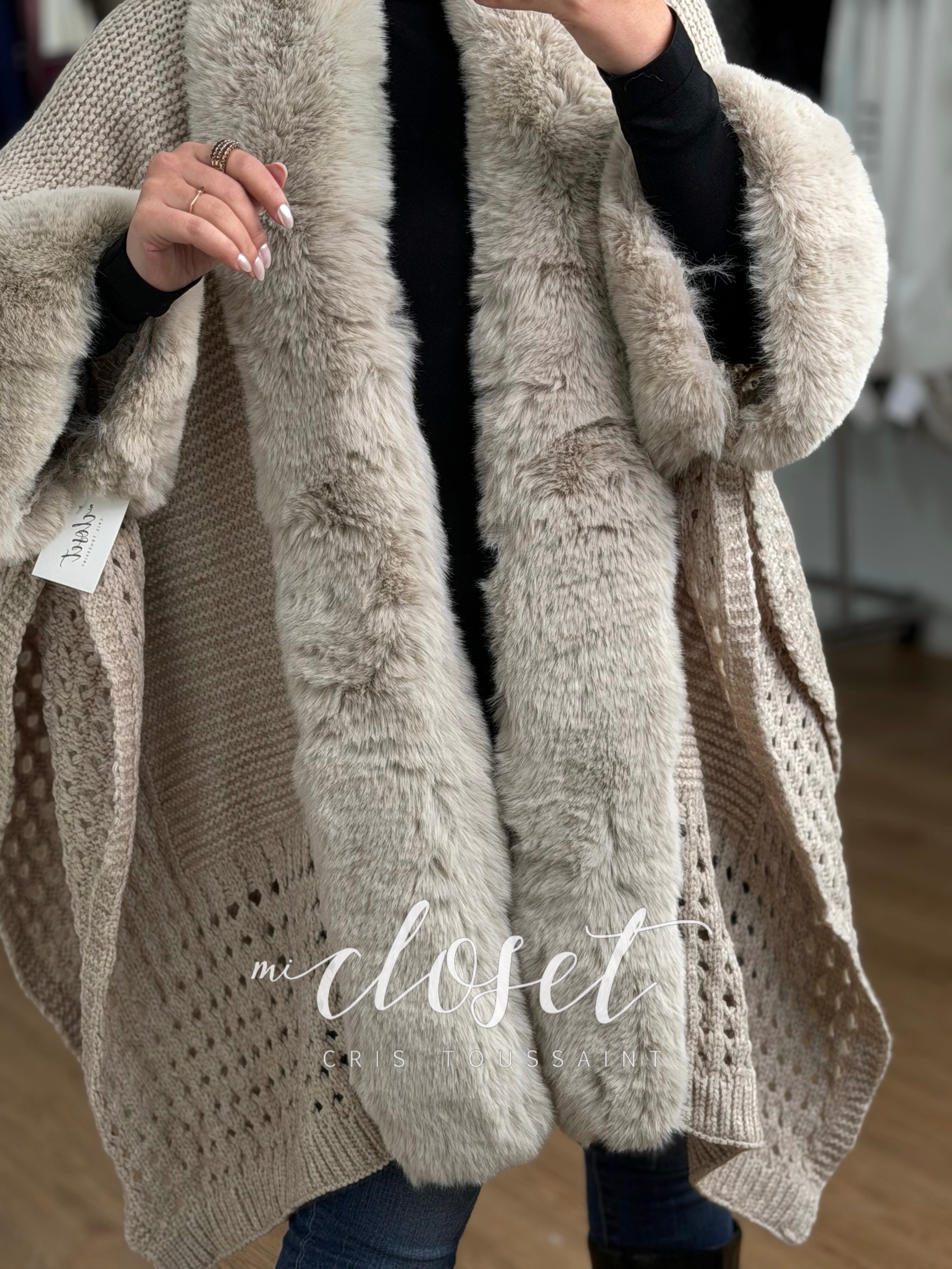 CAPA TEJIDA CON SOLAPA Y MANGAS DE PELUCHE