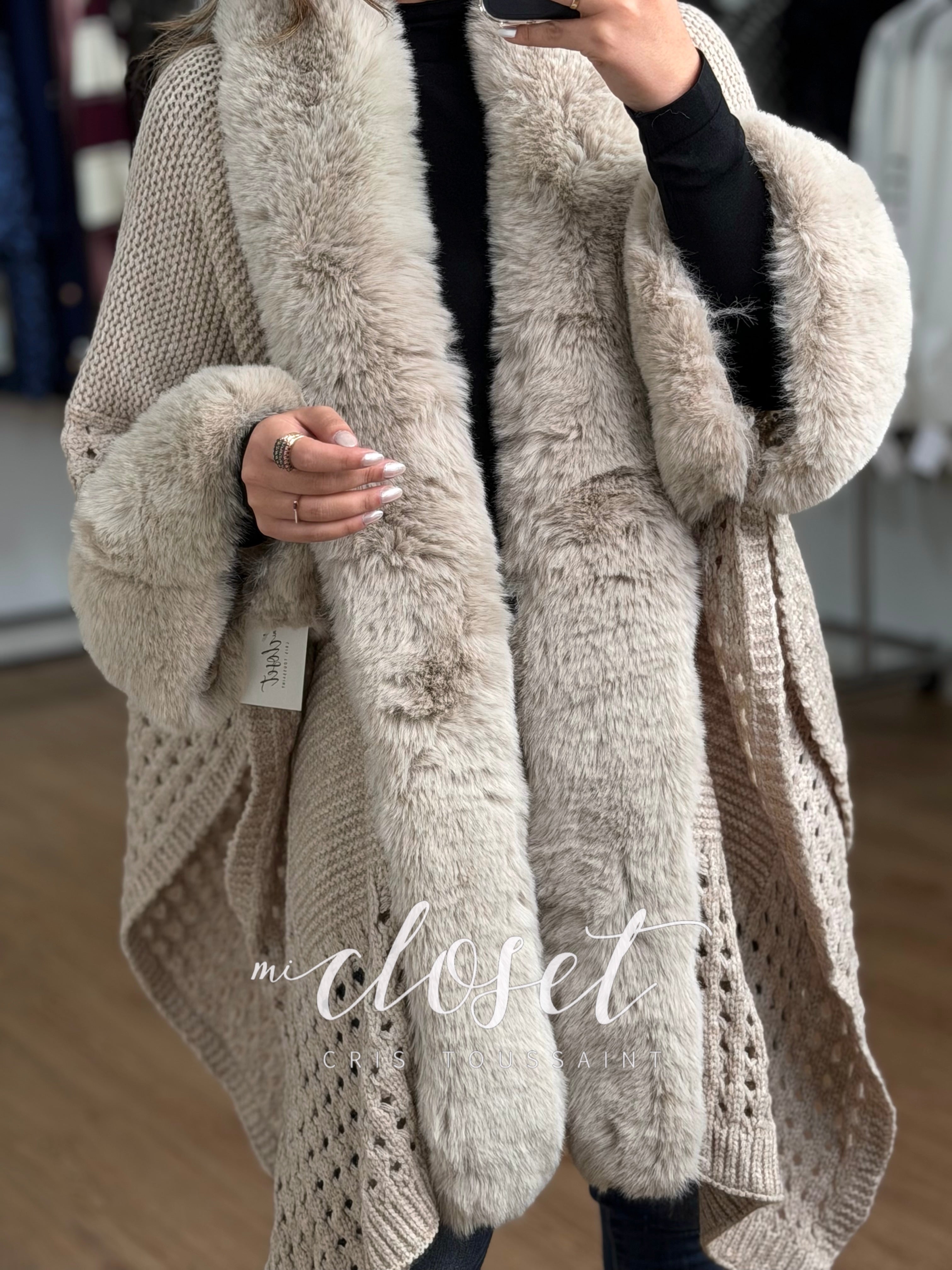 CAPA TEJIDA CON SOLAPA Y MANGAS DE PELUCHE