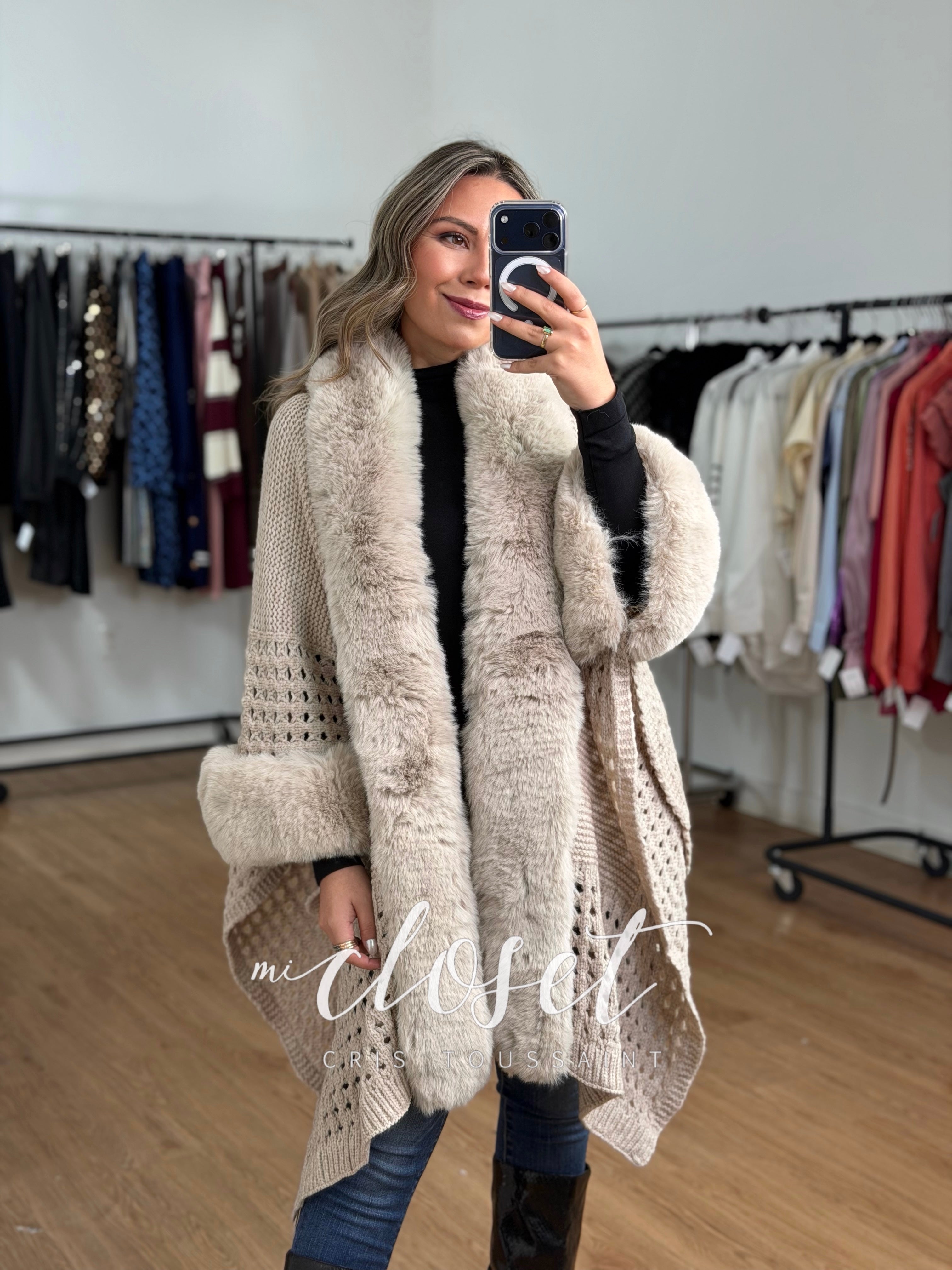 CAPA TEJIDA CON SOLAPA Y MANGAS DE PELUCHE