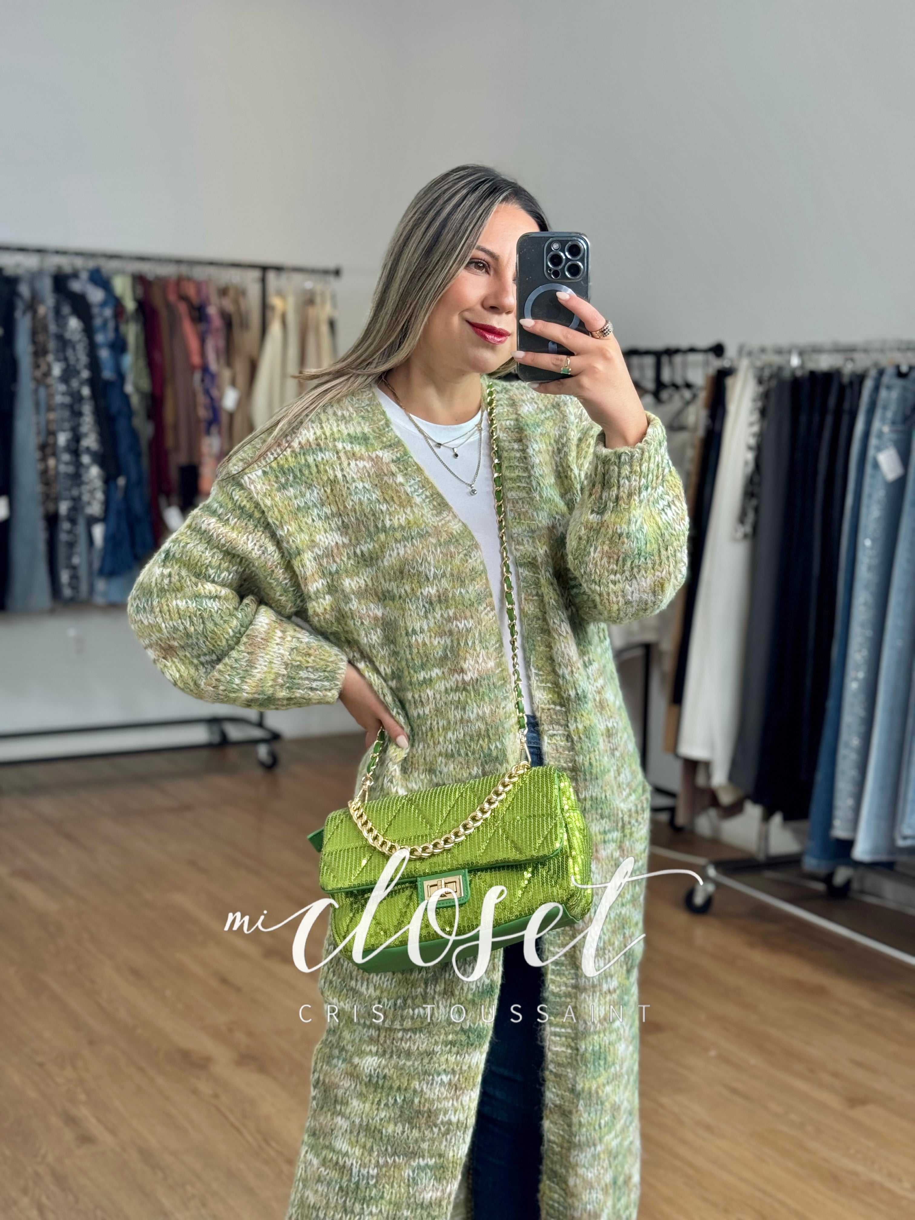 BOLSA DE LENTEJUELA CON DETALLES EN DORADO, CADENA DORADA Y STRAP DORADO CON VERDE