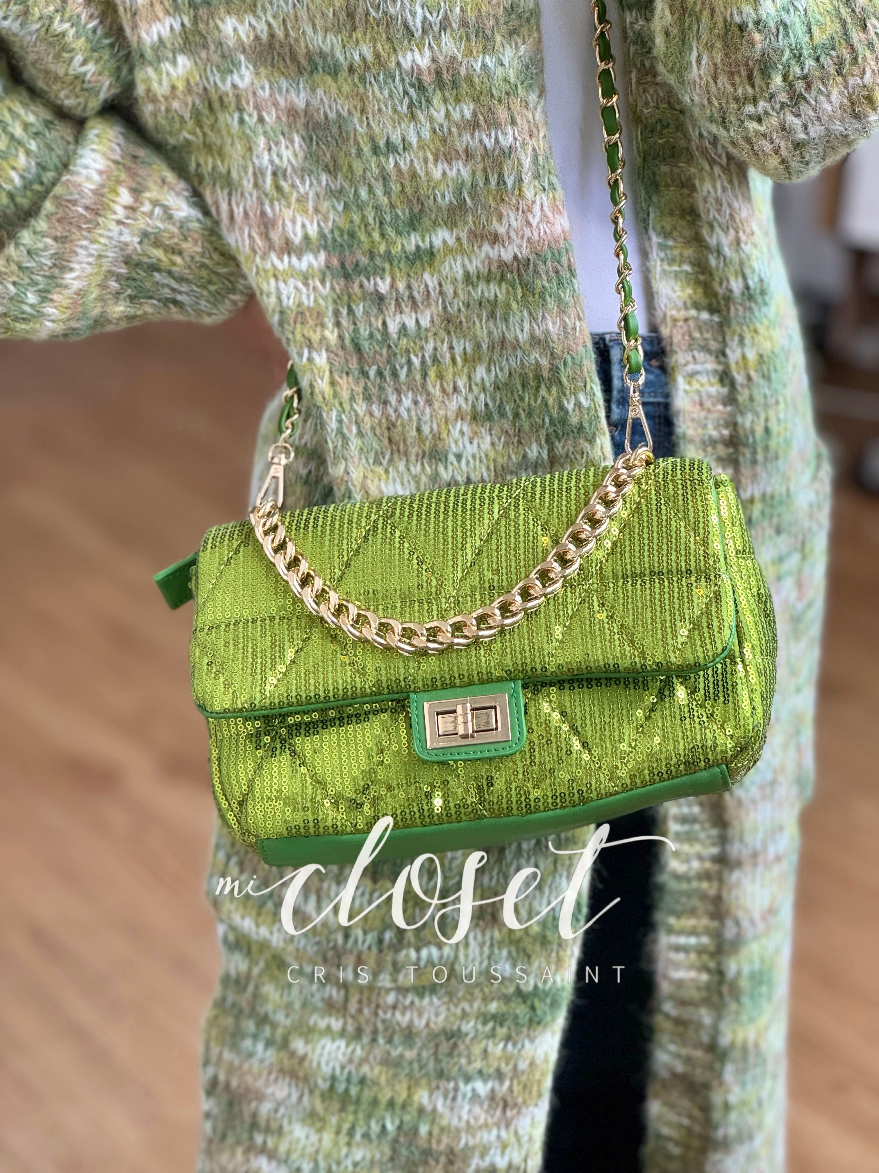 BOLSA DE LENTEJUELA CON DETALLES EN DORADO, CADENA DORADA Y STRAP DORADO CON VERDE