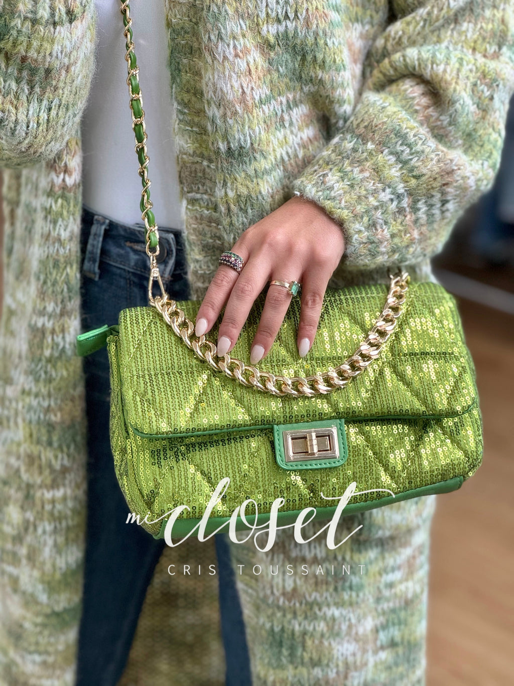 BOLSA DE LENTEJUELA CON DETALLES EN DORADO, CADENA DORADA Y STRAP DORADO CON VERDE