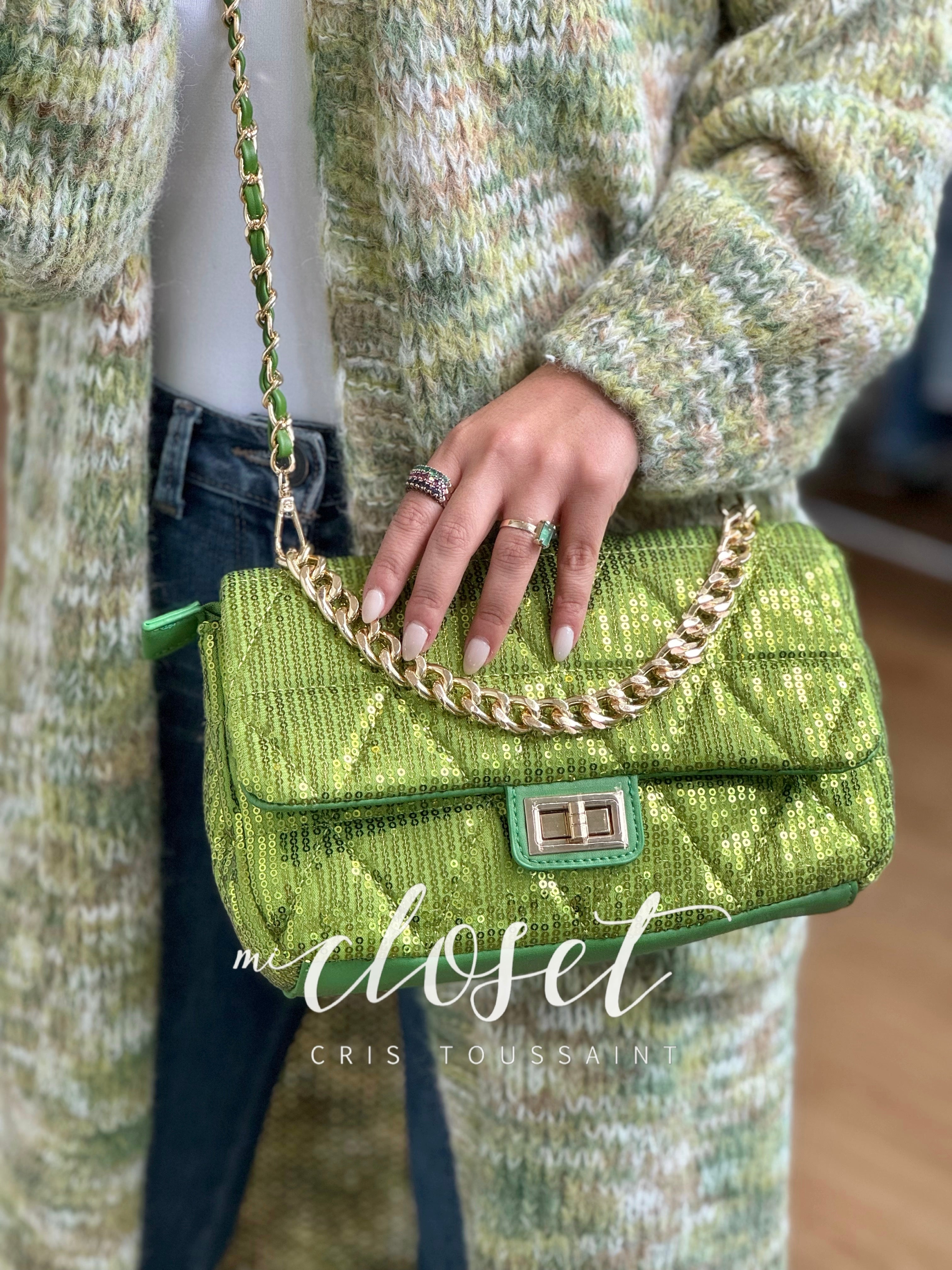 BOLSA DE LENTEJUELA CON DETALLES EN DORADO, CADENA DORADA Y STRAP DORADO CON VERDE