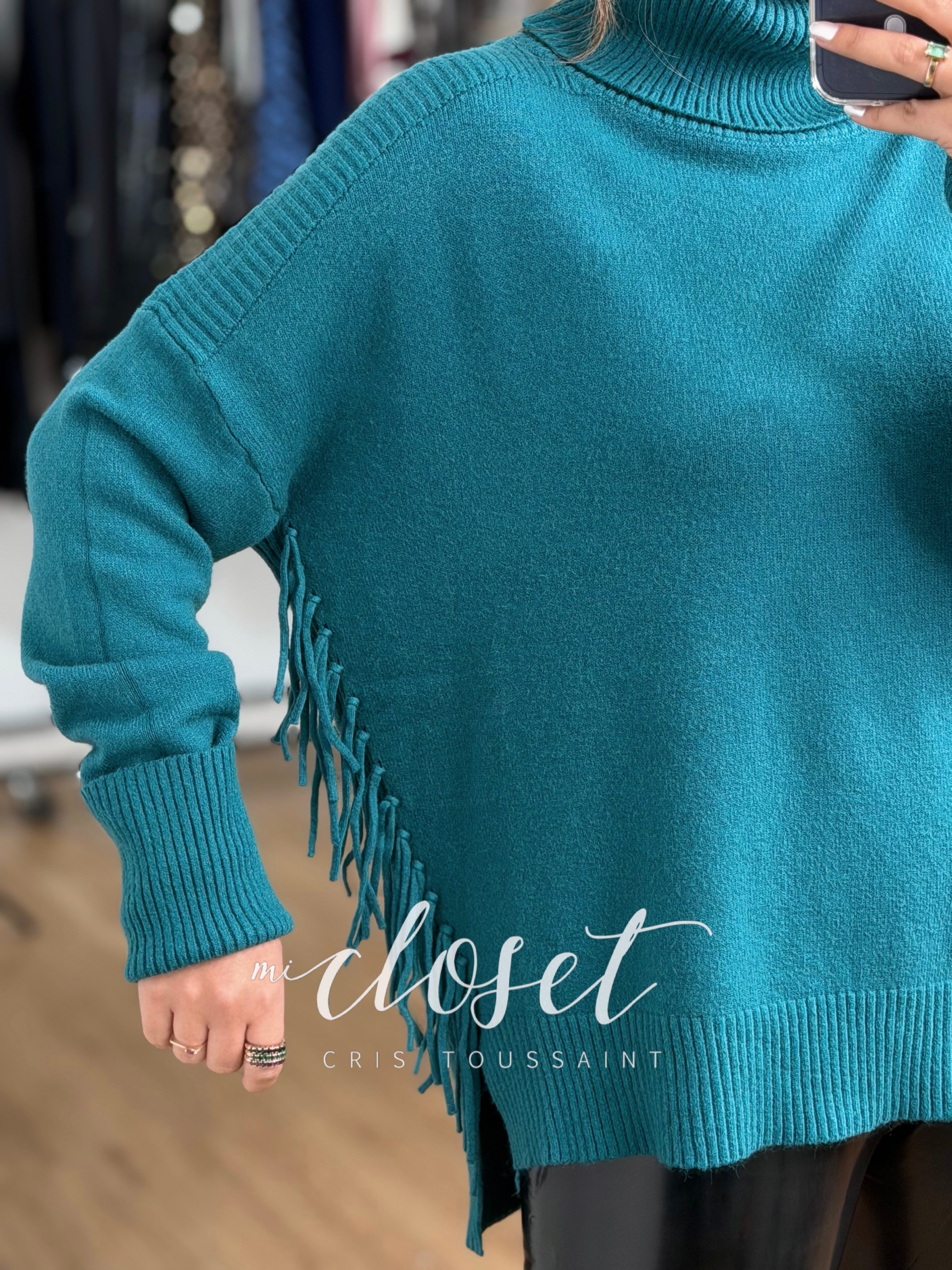 SWEATER AMPLIO CON CUELLO DE TORTUGA Y FLECOS EN COSTADO