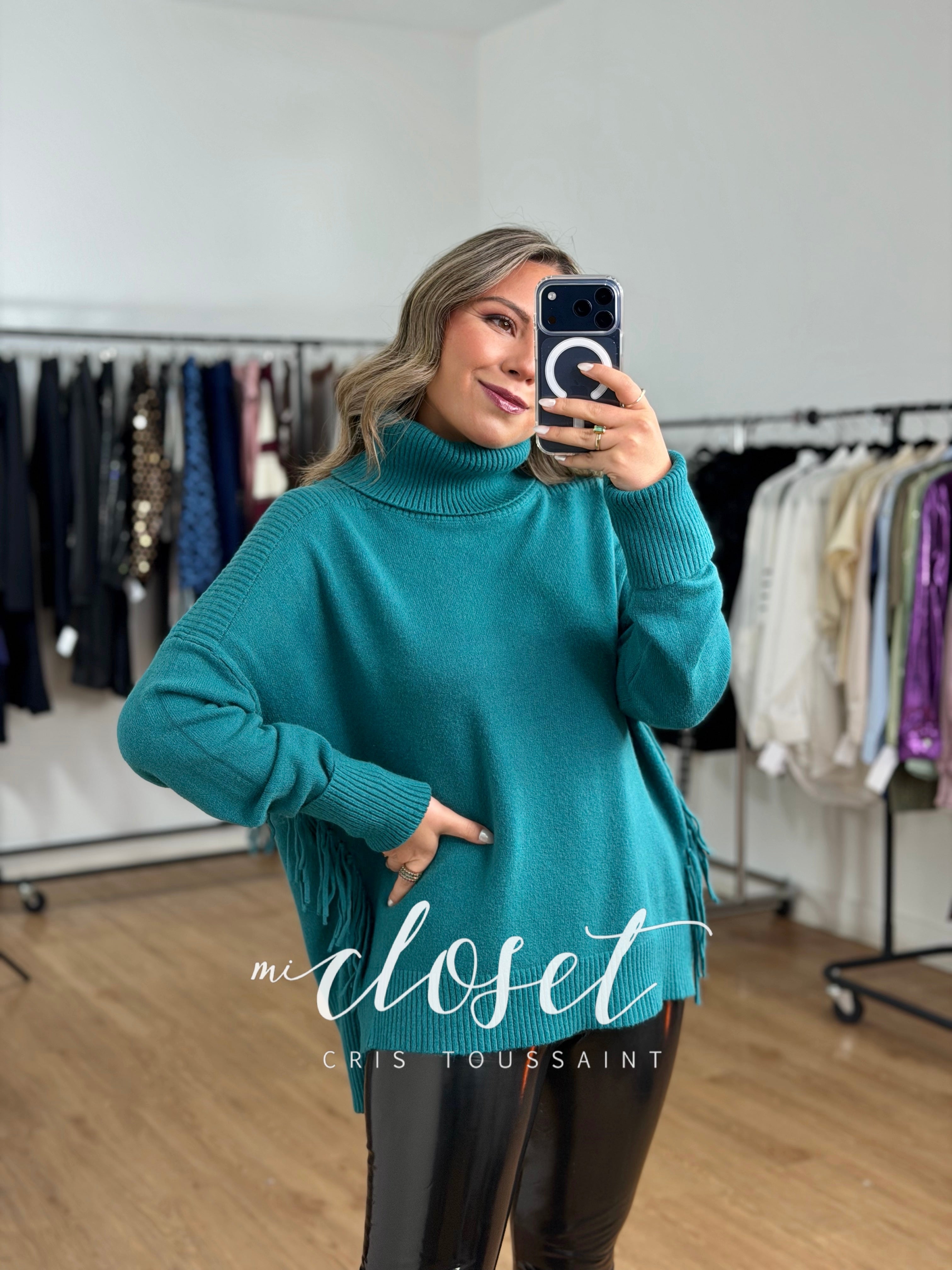 SWEATER AMPLIO CON CUELLO DE TORTUGA Y FLECOS EN COSTADO