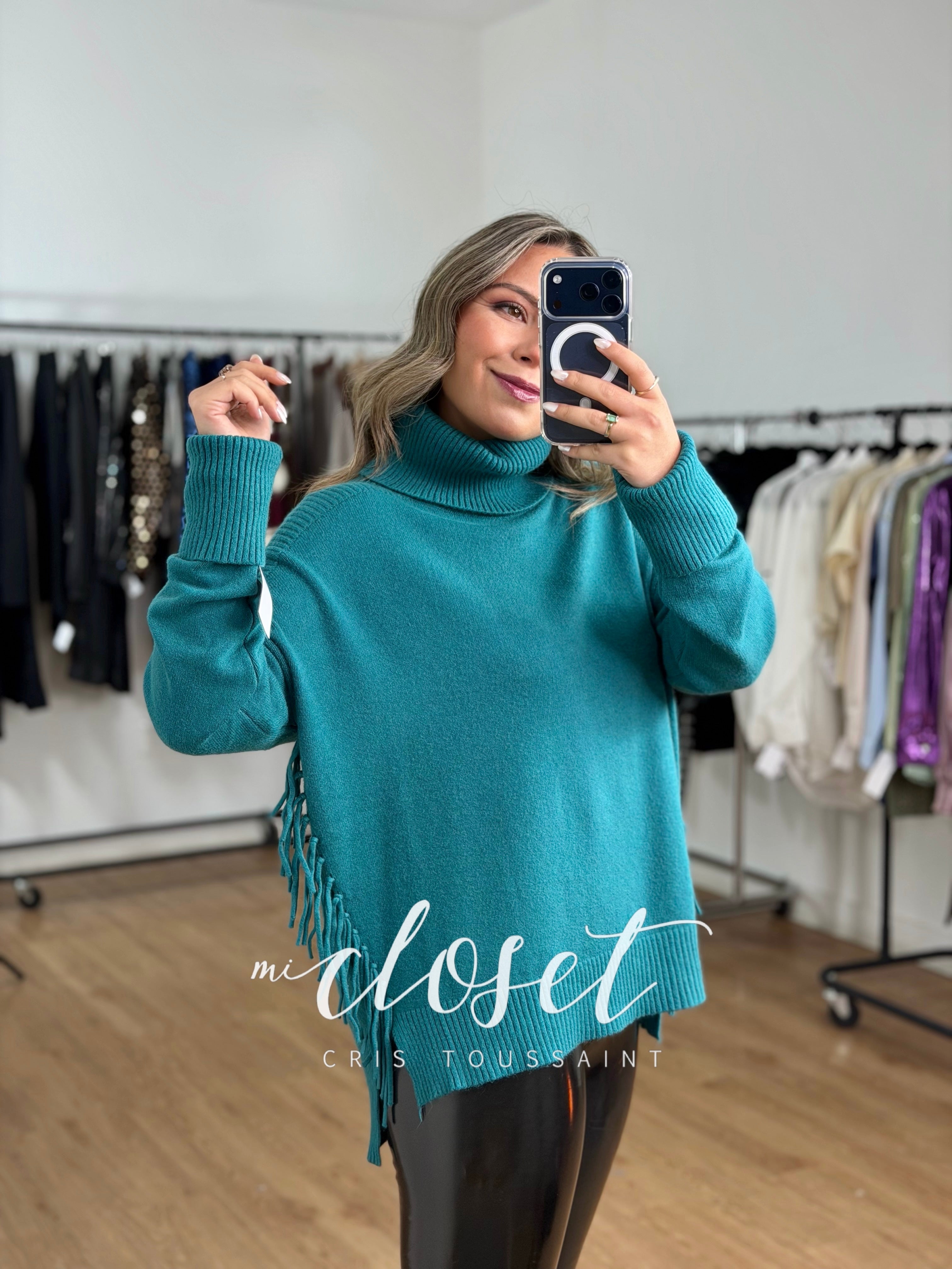 SWEATER AMPLIO CON CUELLO DE TORTUGA Y FLECOS EN COSTADO