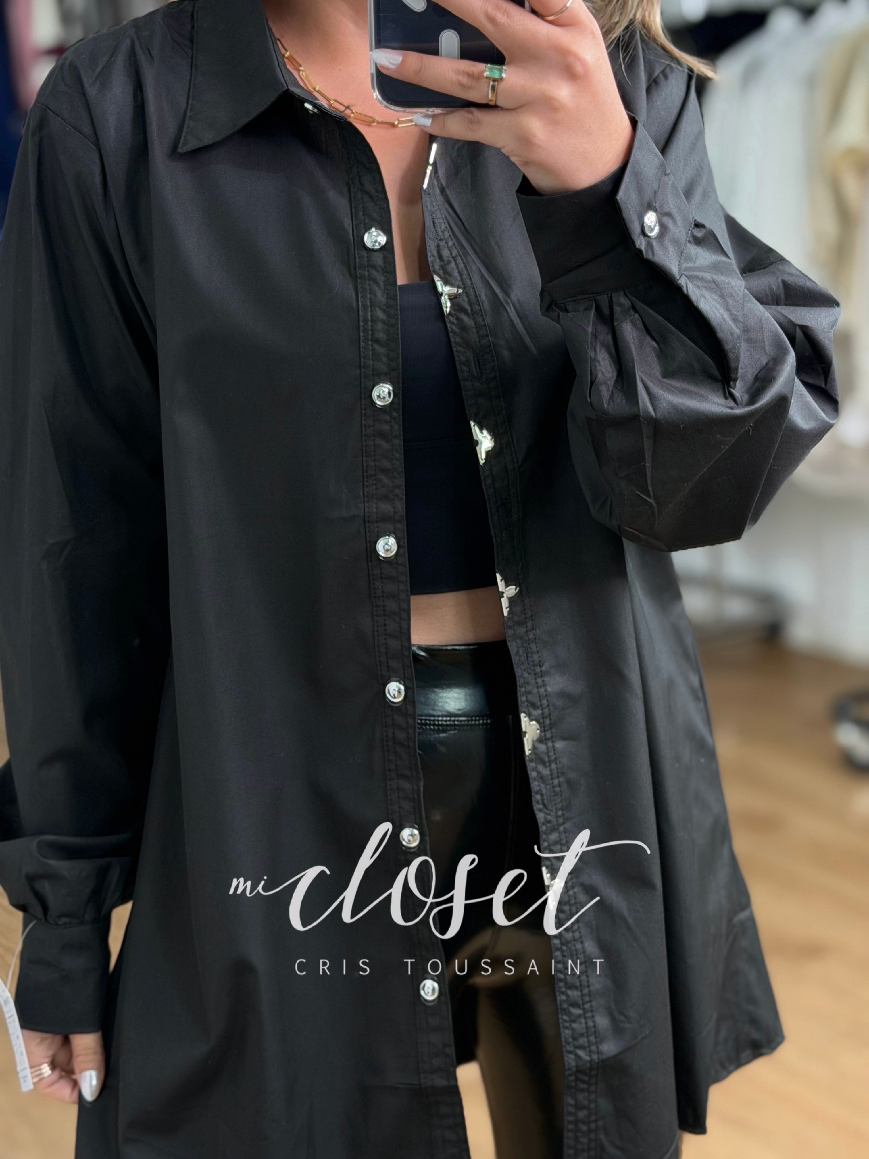 CAMISA OVERSIZED CON DETALLES PLATEADOS EN SOLAPA