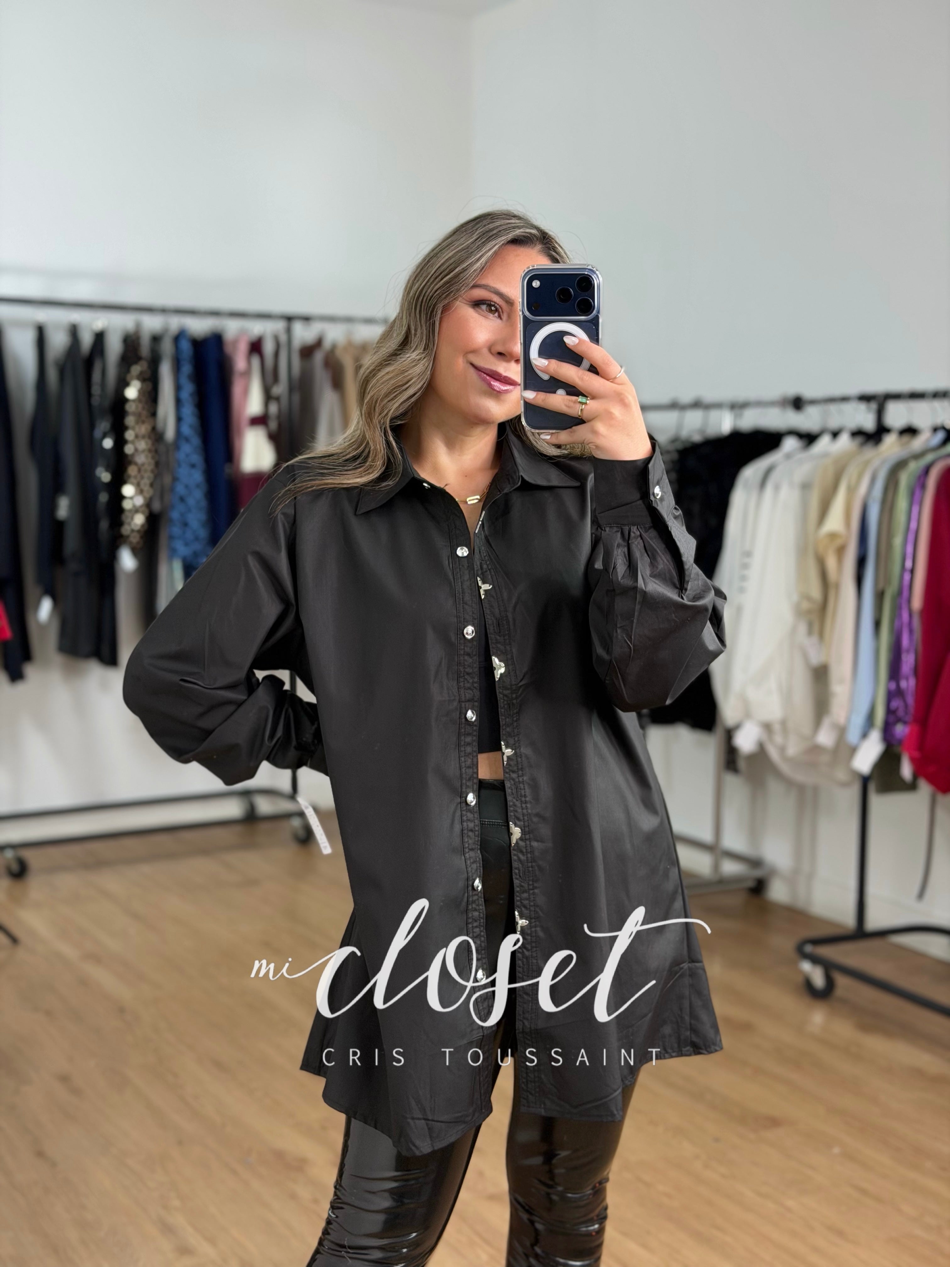 CAMISA OVERSIZED CON DETALLES PLATEADOS EN SOLAPA