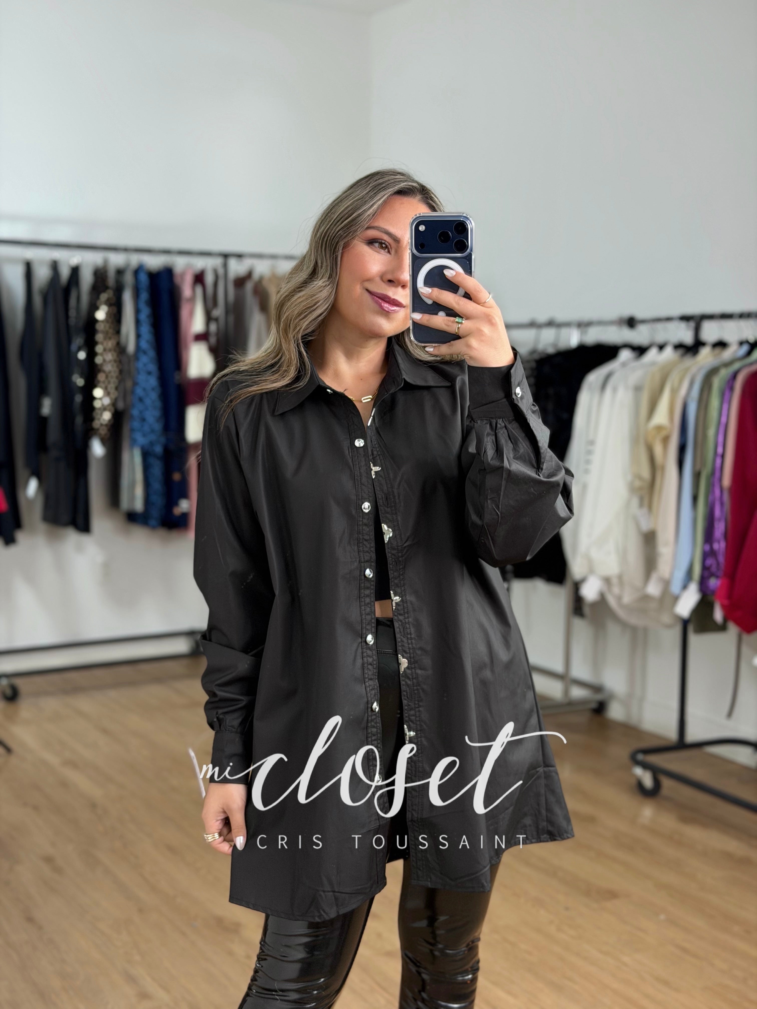 CAMISA OVERSIZED CON DETALLES PLATEADOS EN SOLAPA