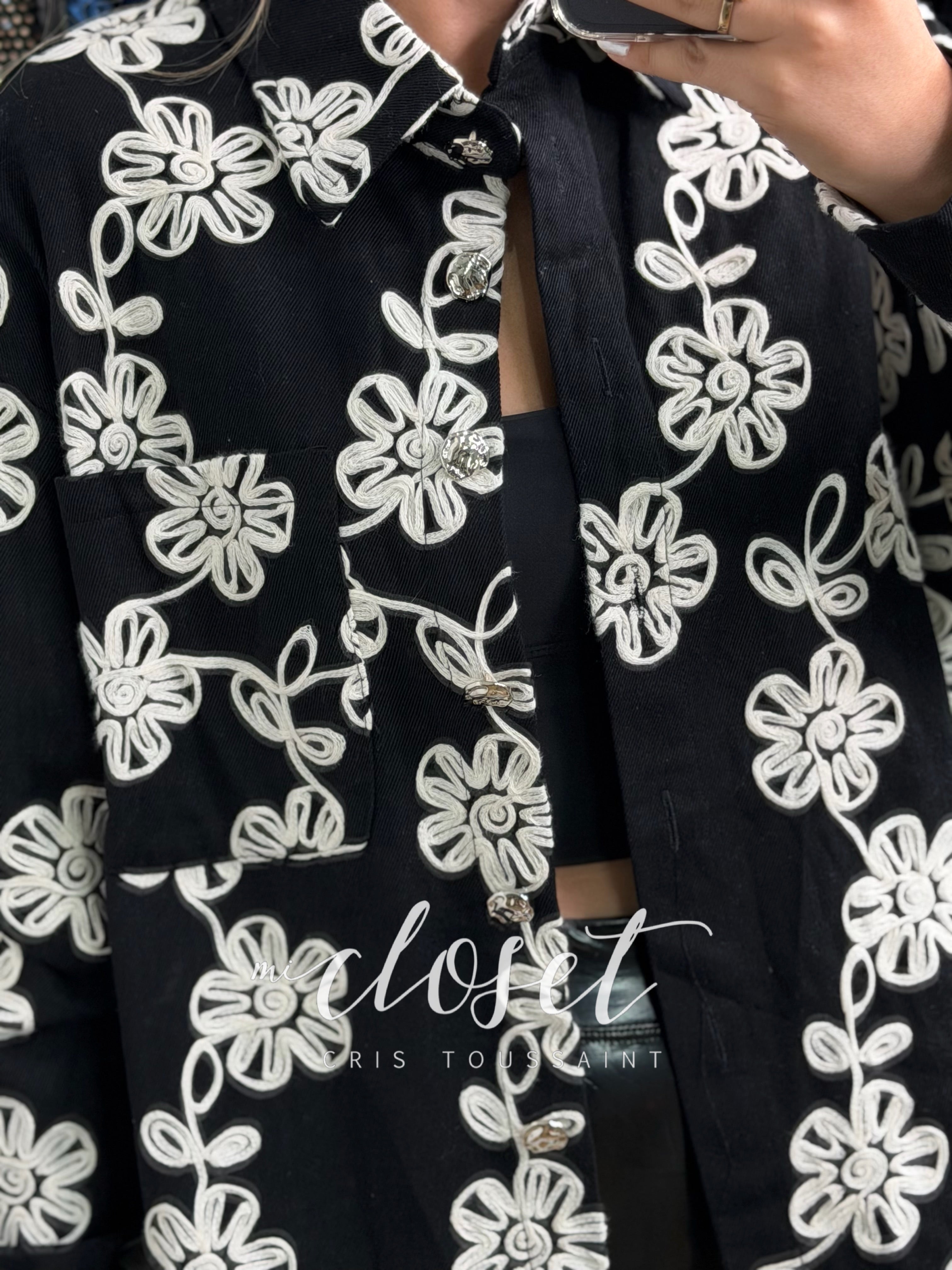 CAMISOLA CON FLORES BORDADAS, BOTÓN PLATEADO