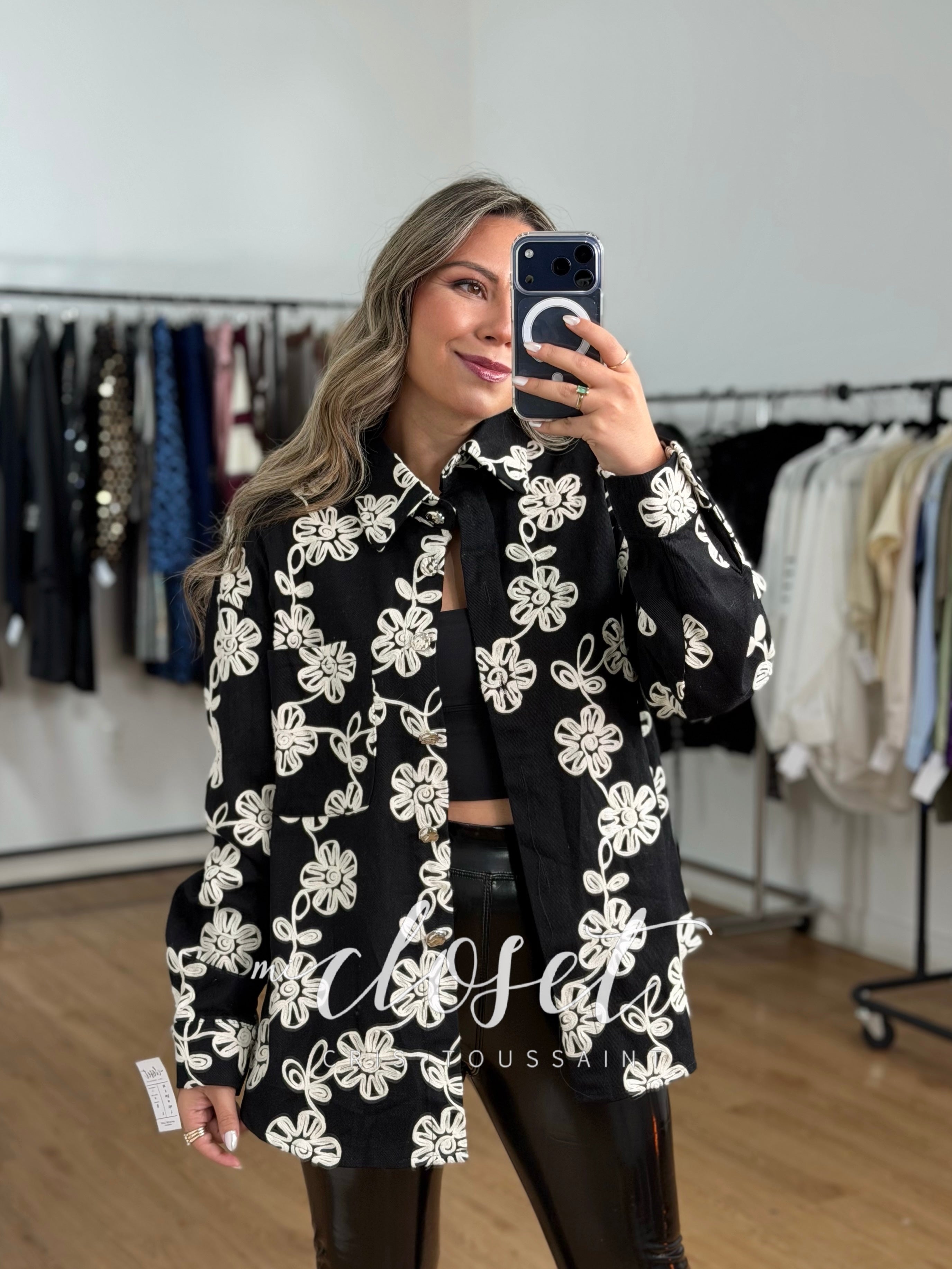 CAMISOLA CON FLORES BORDADAS, BOTÓN PLATEADO