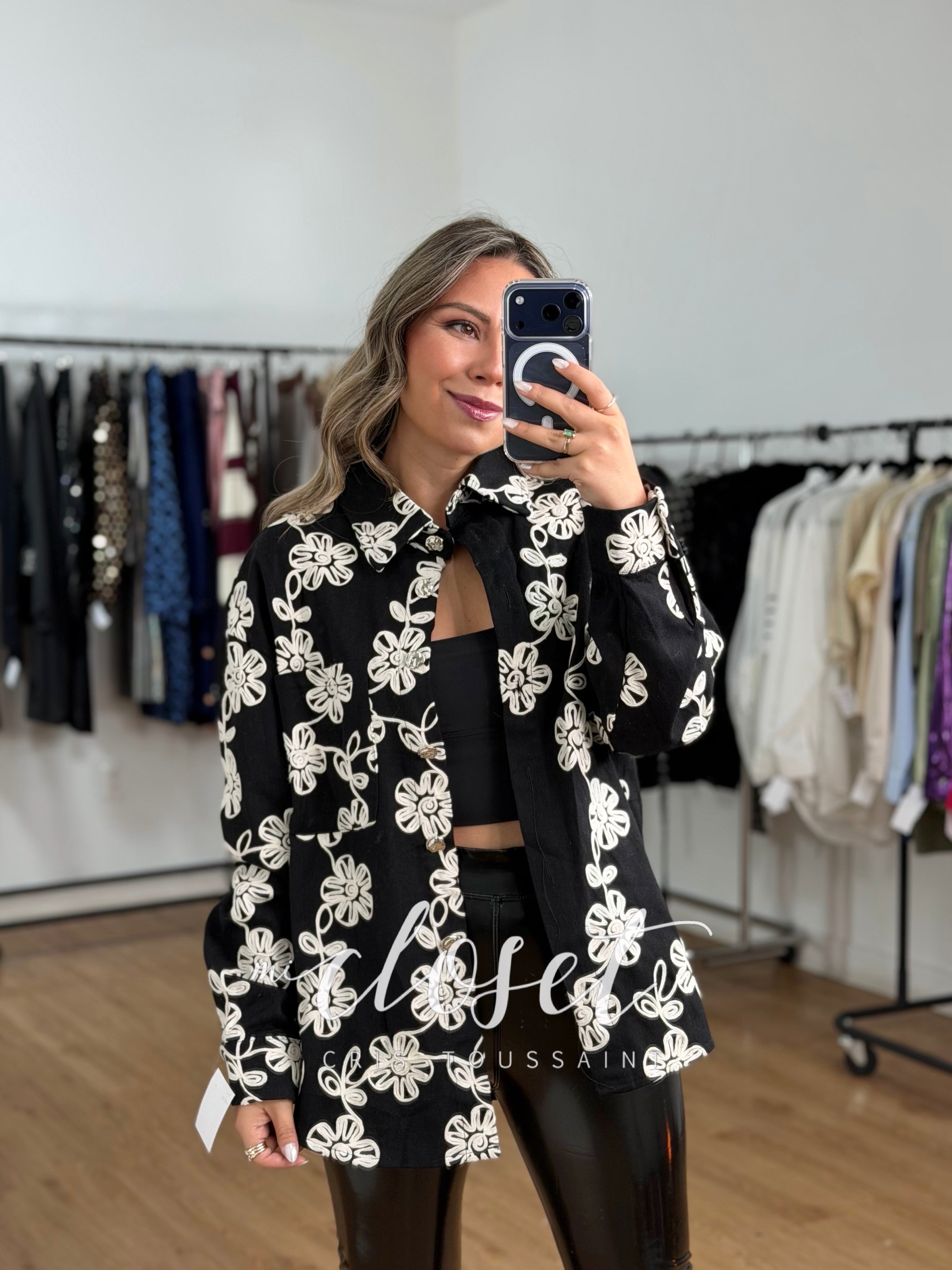 CAMISOLA CON FLORES BORDADAS, BOTÓN PLATEADO